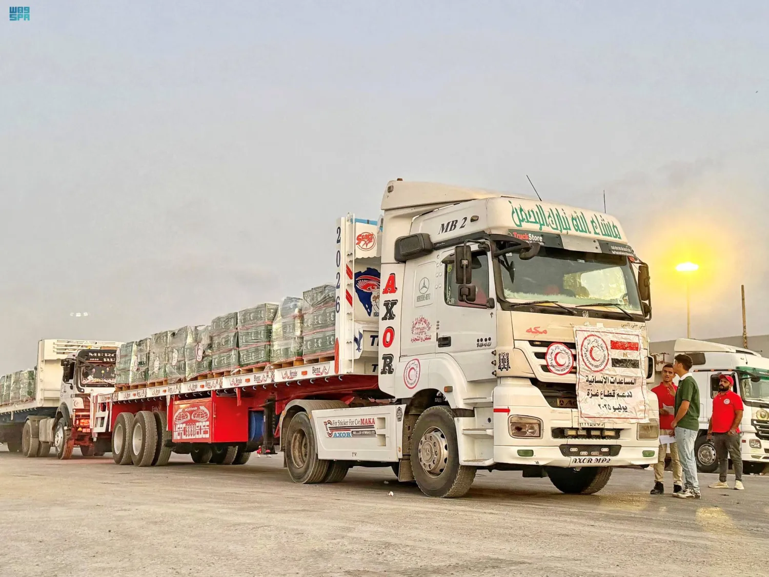 ​الشاحنات الإغاثية محمّلة بمساعدات غذائية وطبية وإيوائية (واس)