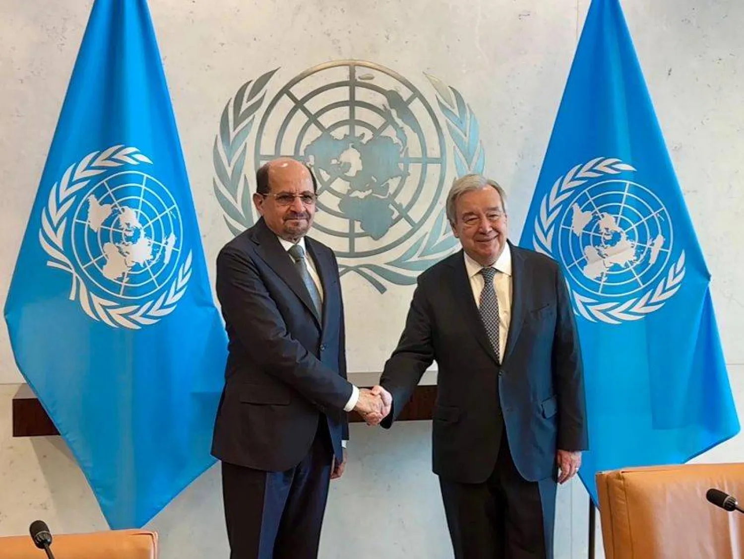 وزير الخارجية اليمني شائع الزنداني (يسار) التقى في نيويورك الأمين العام للأمم المتحدة (سبأ)