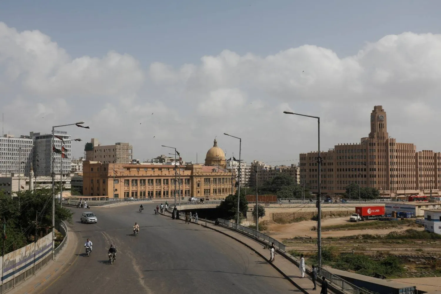 مَنظر لحركة مرور جزئية مع مبنى هيئة ميناء كراتشي بباكستان (رويترز)