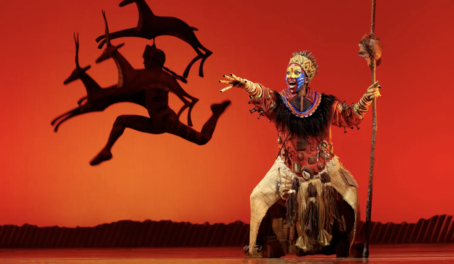 شخصية قرد البابون رافيكي في مشهد من العرض (الموقع الرسمي للمسرحية) 