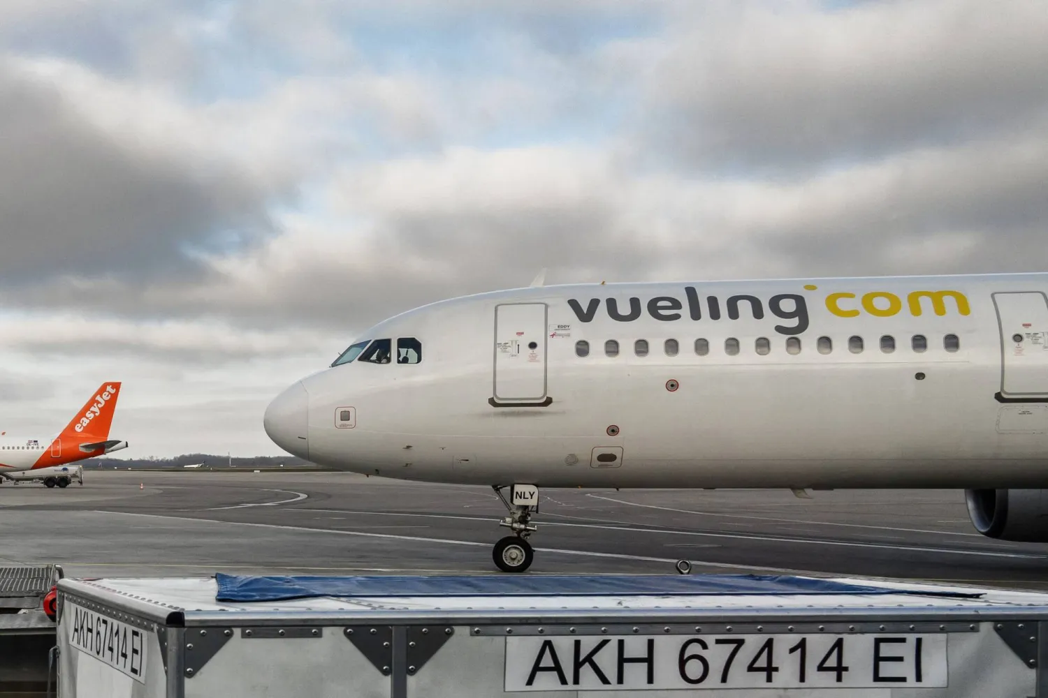 طائرة تابعة للخطوط الجوية الجزائرية و«إيزي جيت» و«فويلينغ» على مدرج مطار سانت إكزوبيري في كولومبييه سوجنيو بجنوب شرقي فرنسا (أ.ف.ب)