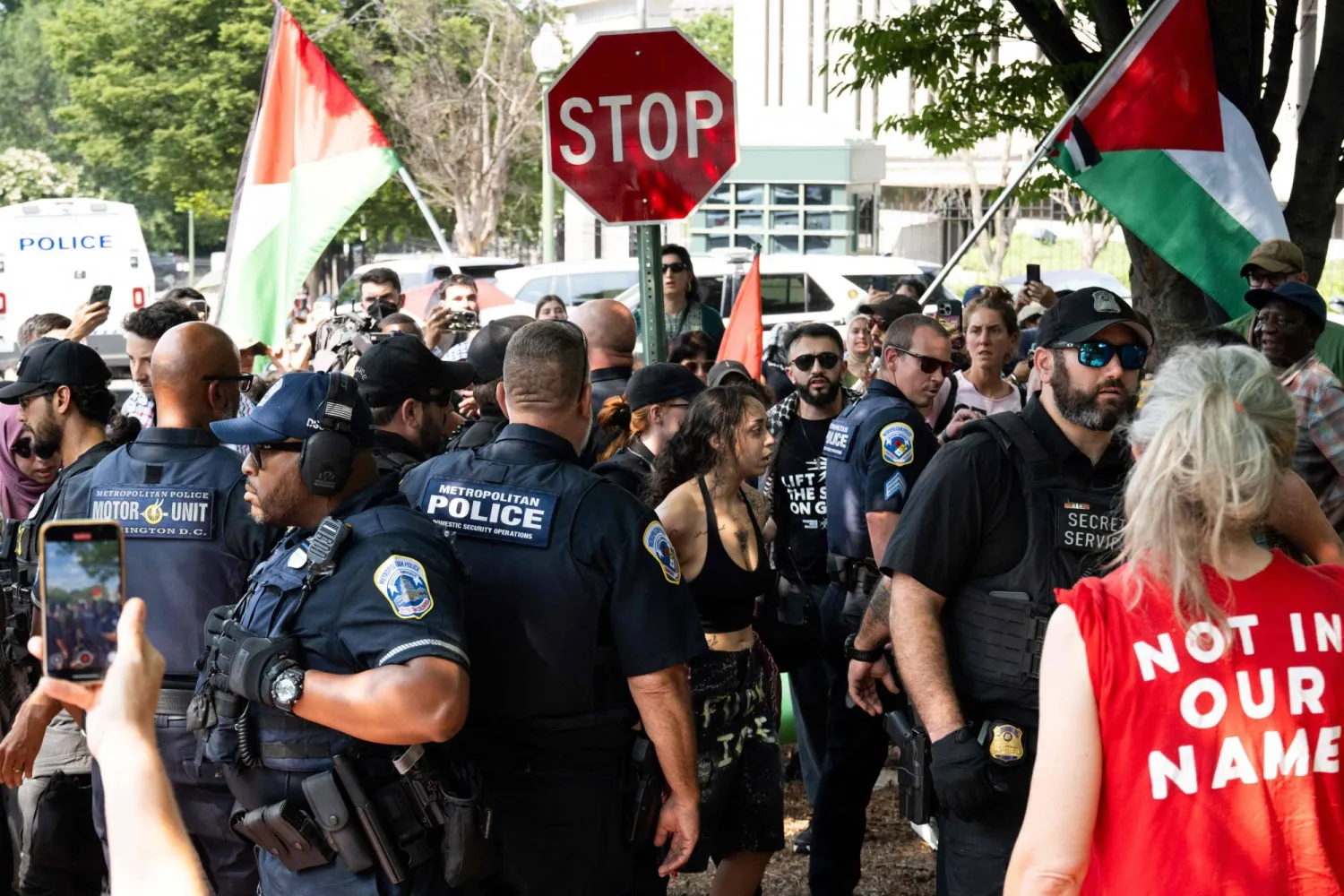 الشرطة الأميركية في مواجهة متظاهرين مؤيدين لفلسطين بواشنطن (أ.ف.ب)