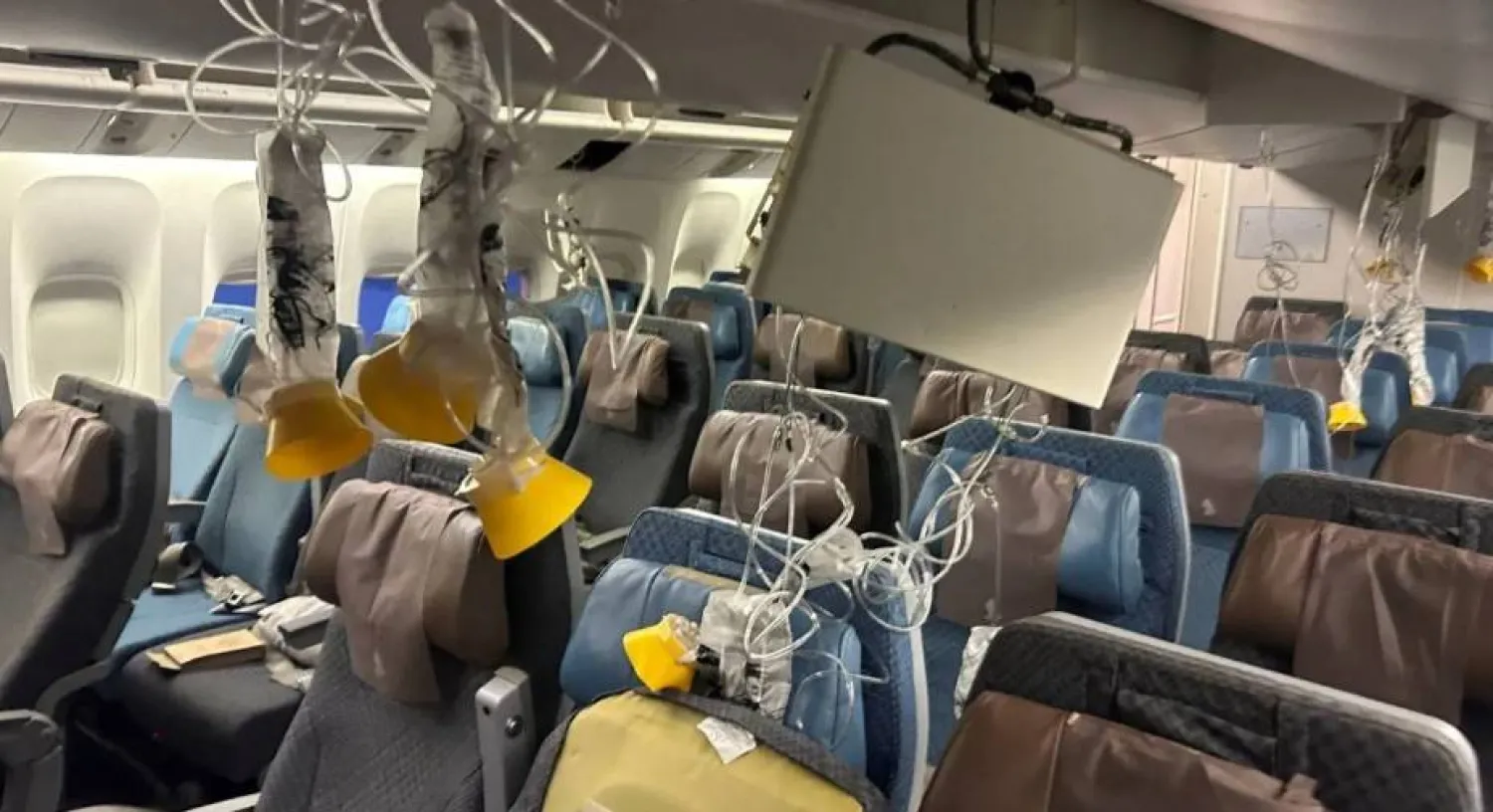 تحطم أجزاء من سقفِ طائرة سنغافورية تعرضت لاضطرابات جوية (رويترز)