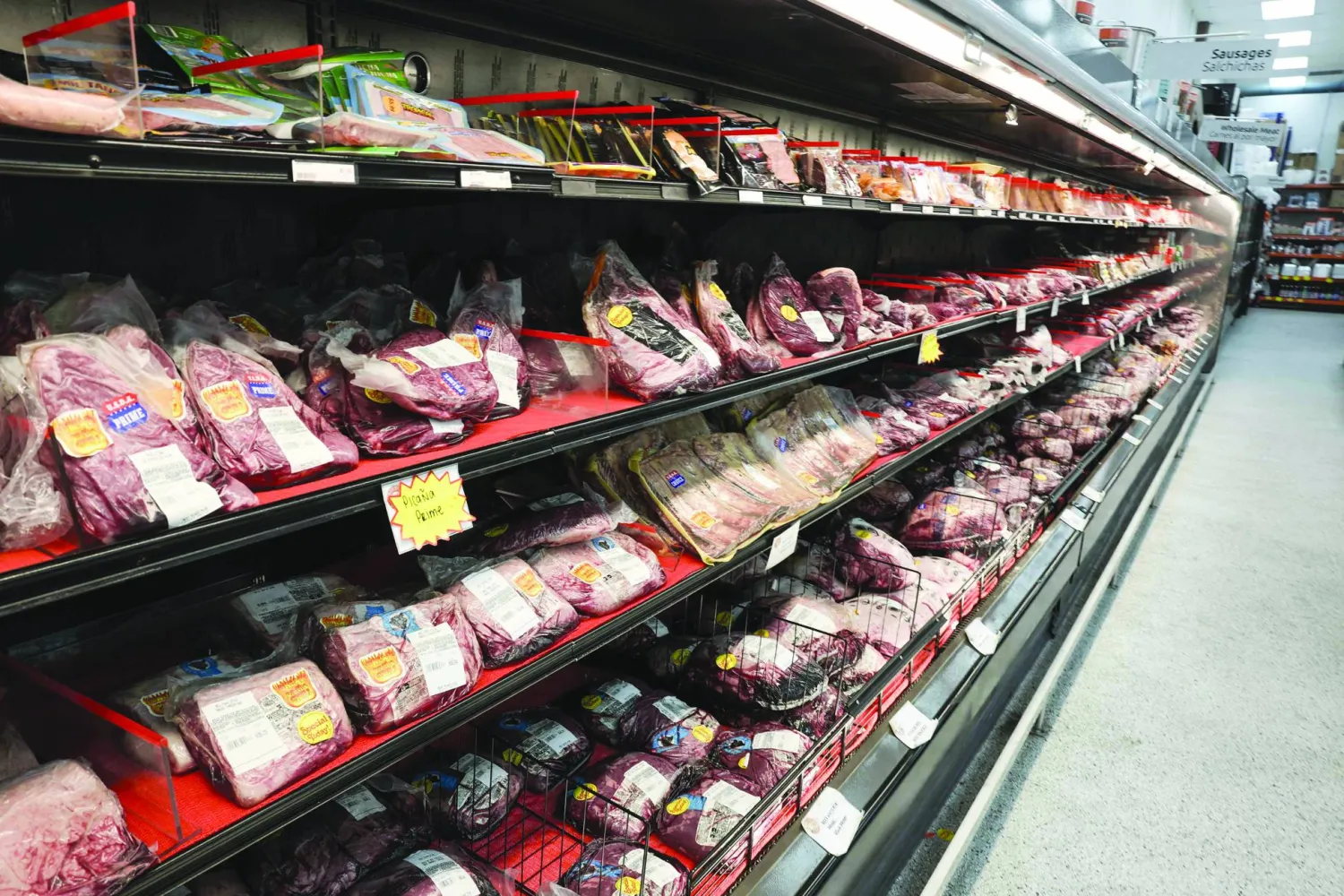 منتجات لحوم أميركية بأحد المتاجر في مدينة ميامي بولاية فلوريدا (أ.ف.ب)