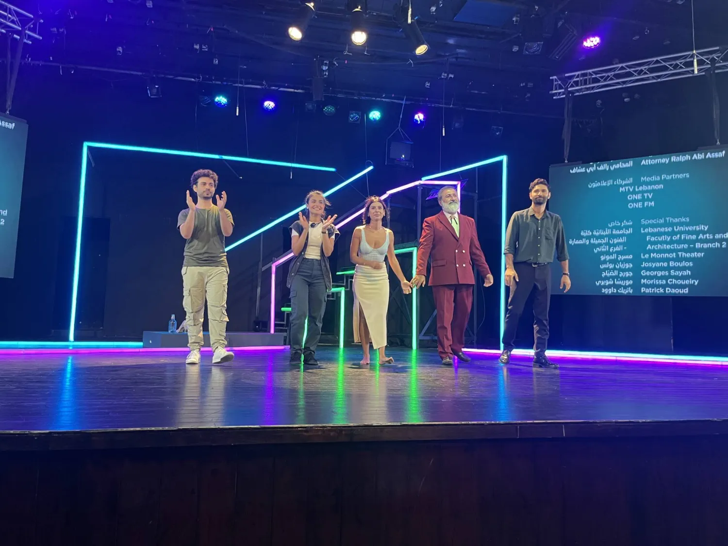 أبطال المسرحية وتحيّة جماعية في نهاية العرض (الشرق الأوسط)