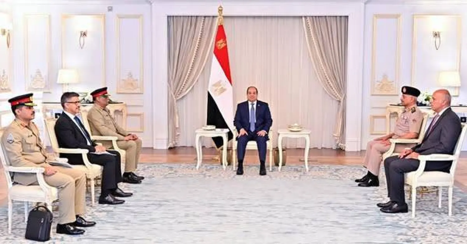 الرئيس المصري خلال لقاء رئيس هيئة الأركان المشتركة الباكستانية (الرئاسة المصرية)