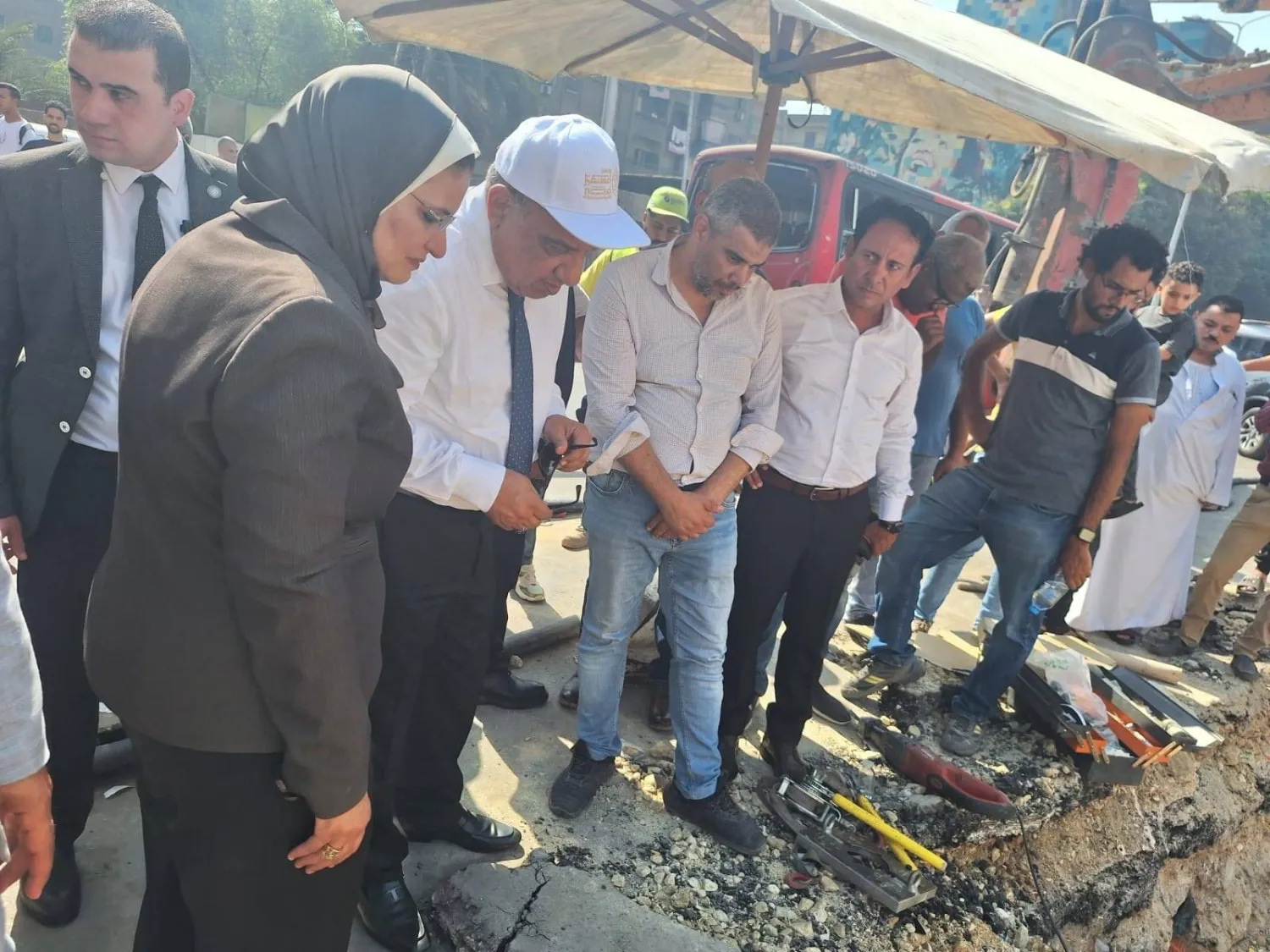 وزير الكهرباء المصري خلال تفقد موقع المحطة المعطلة (وزارة الكهرباء)