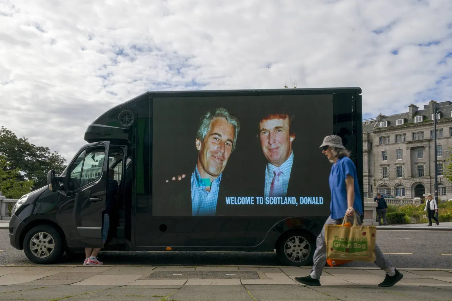ABD Başkanı Donald Trump ve cinsel saldırı suçlamasıyla yargılanan Jeffrey Epstein'ın yapay zekâ ile oluşturulmuş fotoğrafı (Reuters)