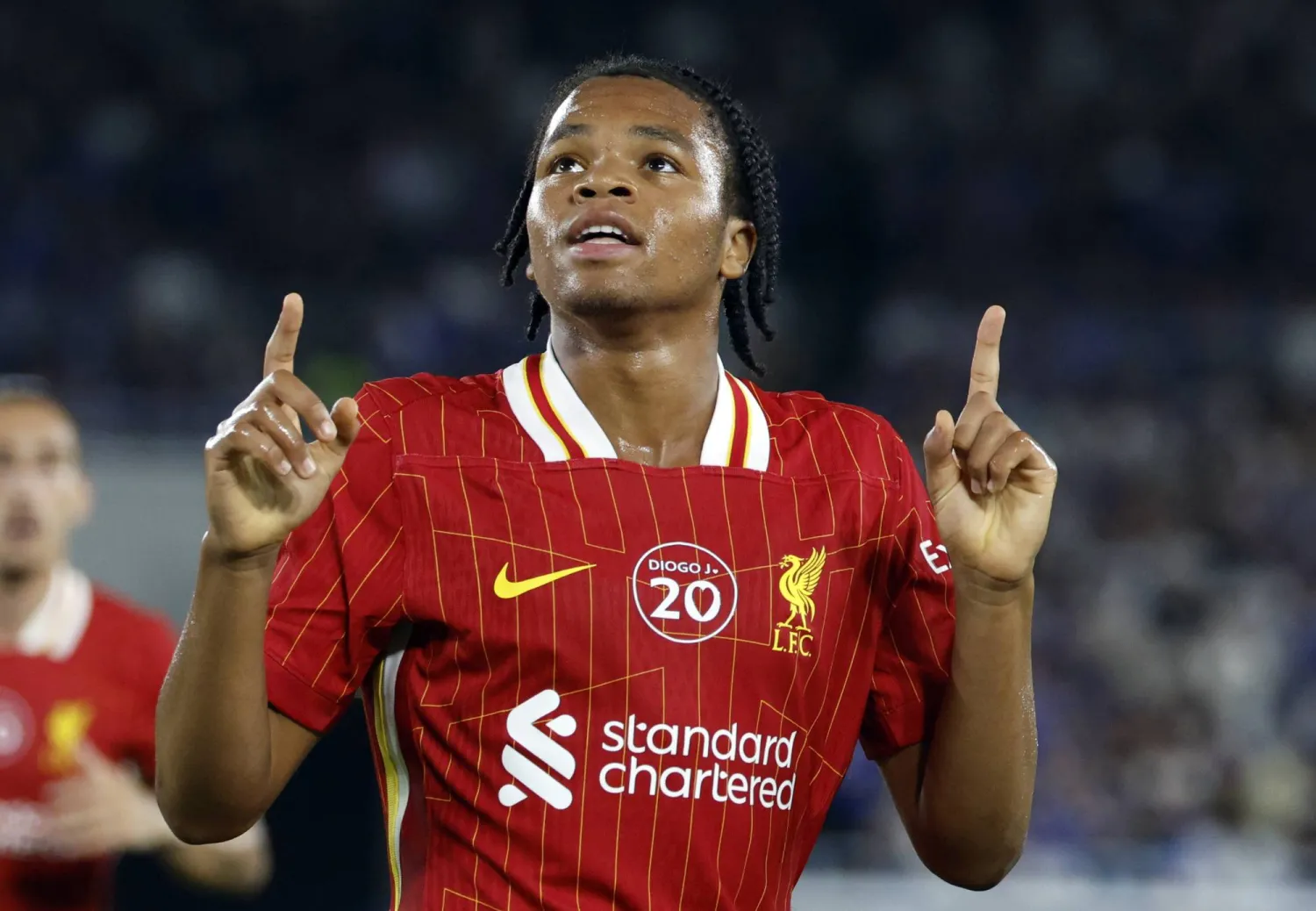 نجوموها محتفلاً بهدفه في مرمى يوكوهاما (إ.ب.أ)