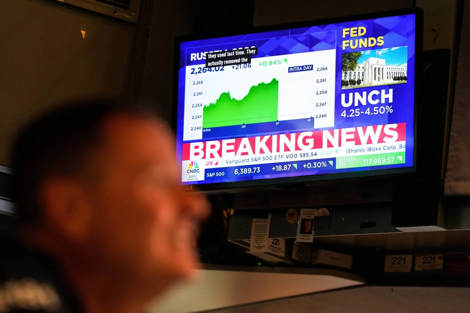 تلفزيون يعرض الأخبار العاجلة حول قرار الاحتياطي الفيدرالي في بورصة نيويورك للأوراق المالية (أ.ب)