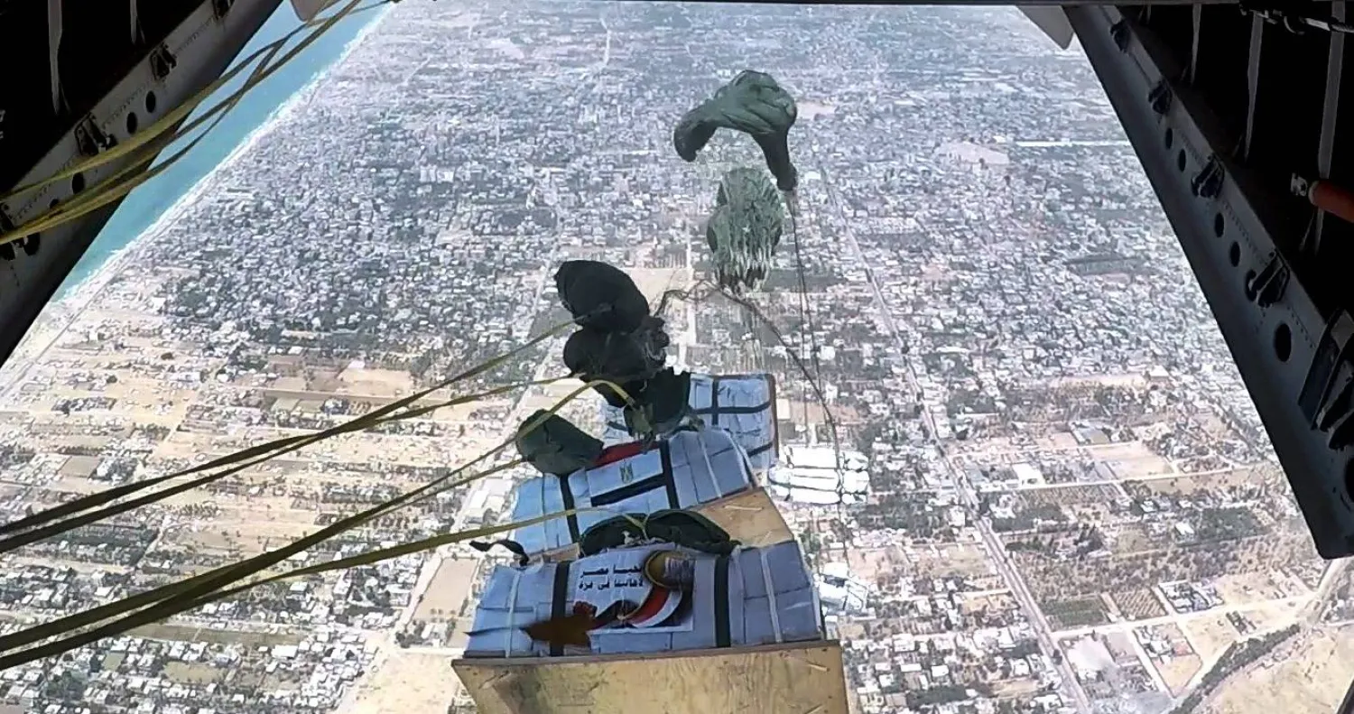 خلال إسقاط الجيش المصري المساعدات الغذائية على قطاع غزة (صفحة المتحدث باسم الجيش على فيسبوك)