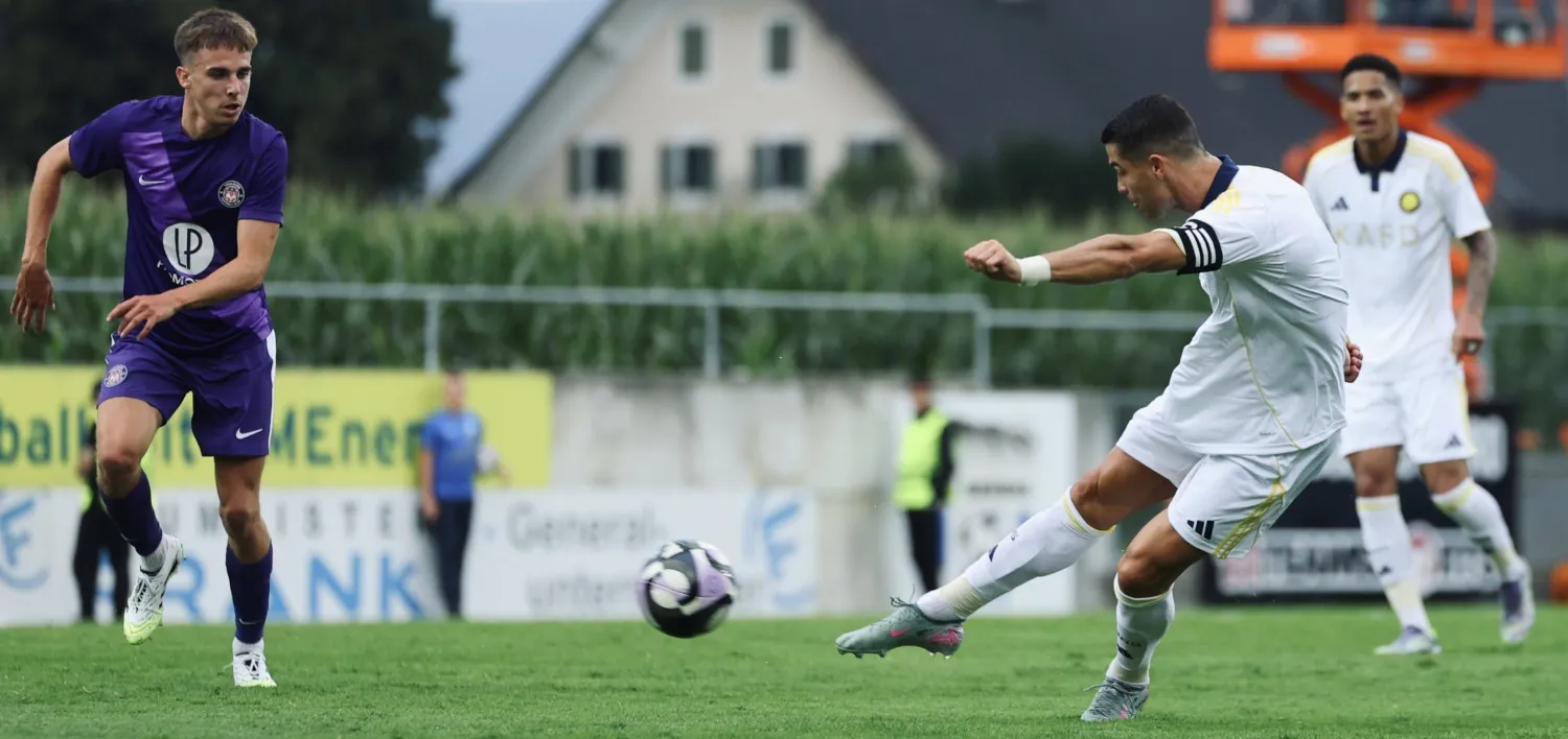 رونالدو لدى تسجيل هدفه في شباك تولوز (نادي النصر)