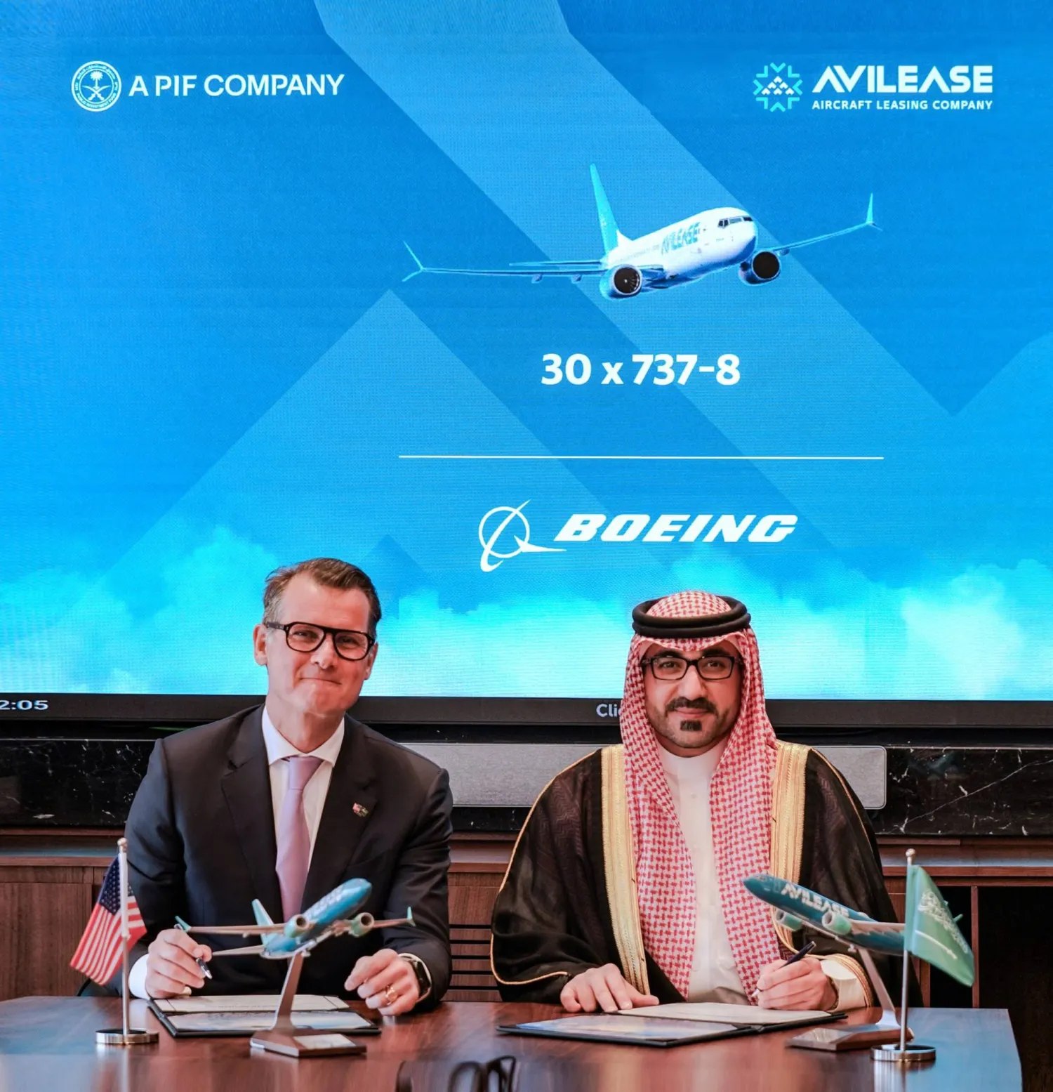 خلال توقيع صفقة شراء طائرات بين رئيس «بوينغ» السعودية أسعد الجموعي والرئيس التنفيذي لـ«آفي ليس» إدوارد أوبريان (إكس)