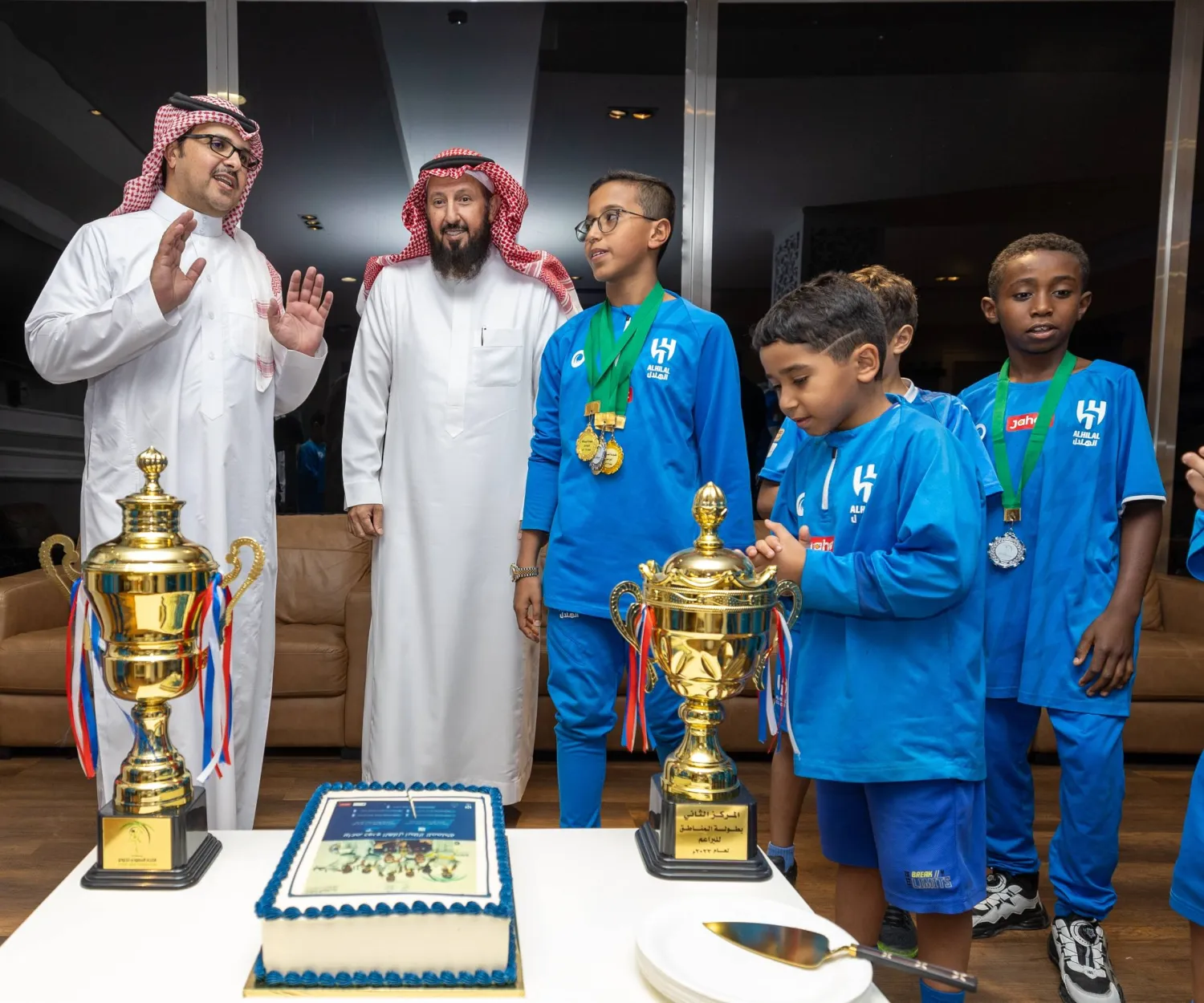 الهتلان "يسار" يكرم إحدى الفرق السنية في النادي (الشرق الأوسط)