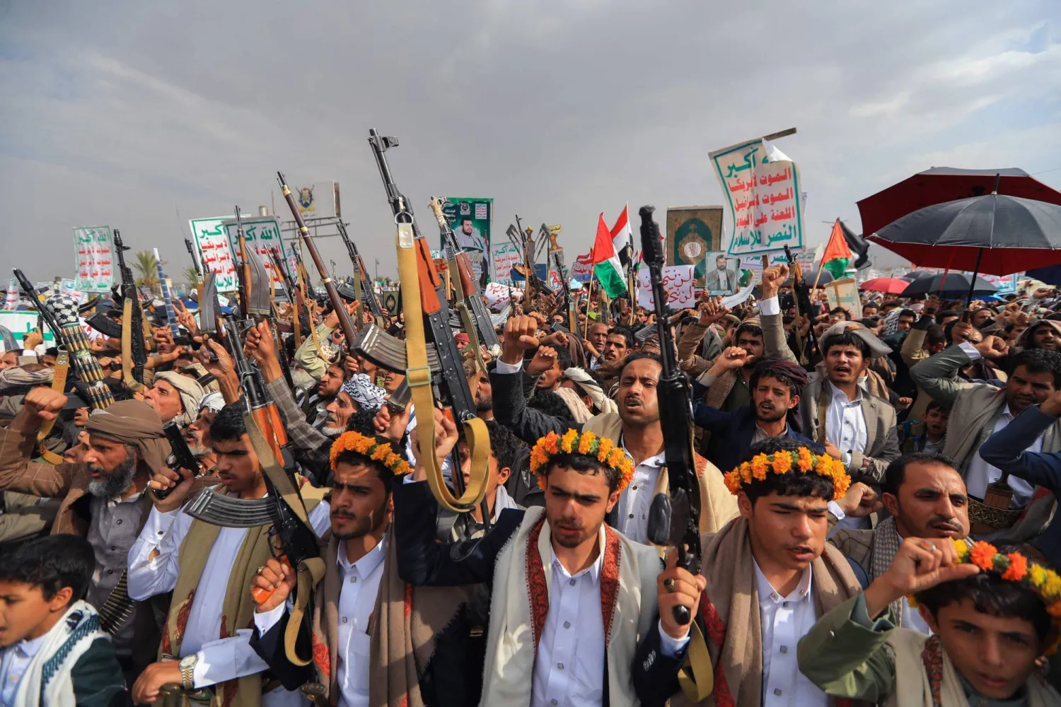 الجماعة الحوثية سخرت موارد المؤسسات الحكومية في مناطق سيطرتها للتعبئة والتحشيد (أ.ف.ب)