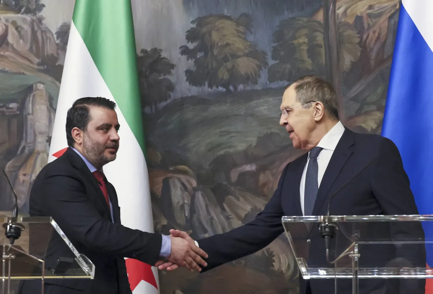 Suriye Dışişleri Bakanı Esad Hasan eş-Şeybani ve Rus mevkidaşı Sergey Lavrov Moskova'da bir araya geldi. (AP)