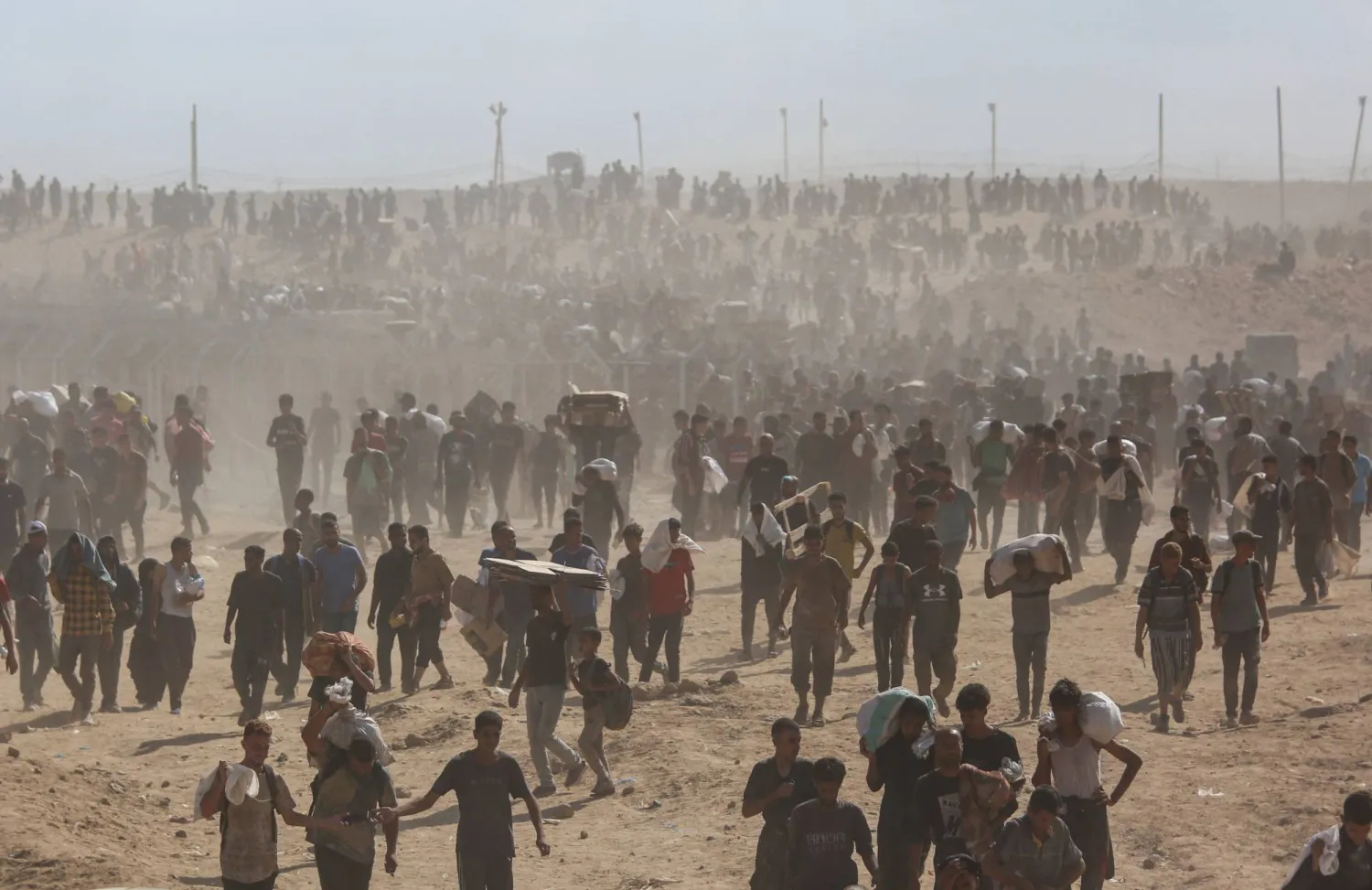 فلسطينيون يحملون إمدادات المساعدات التي تلقوها من «مؤسسة غزة الإنسانية» المدعومة من الولايات المتحدة (رويترز)