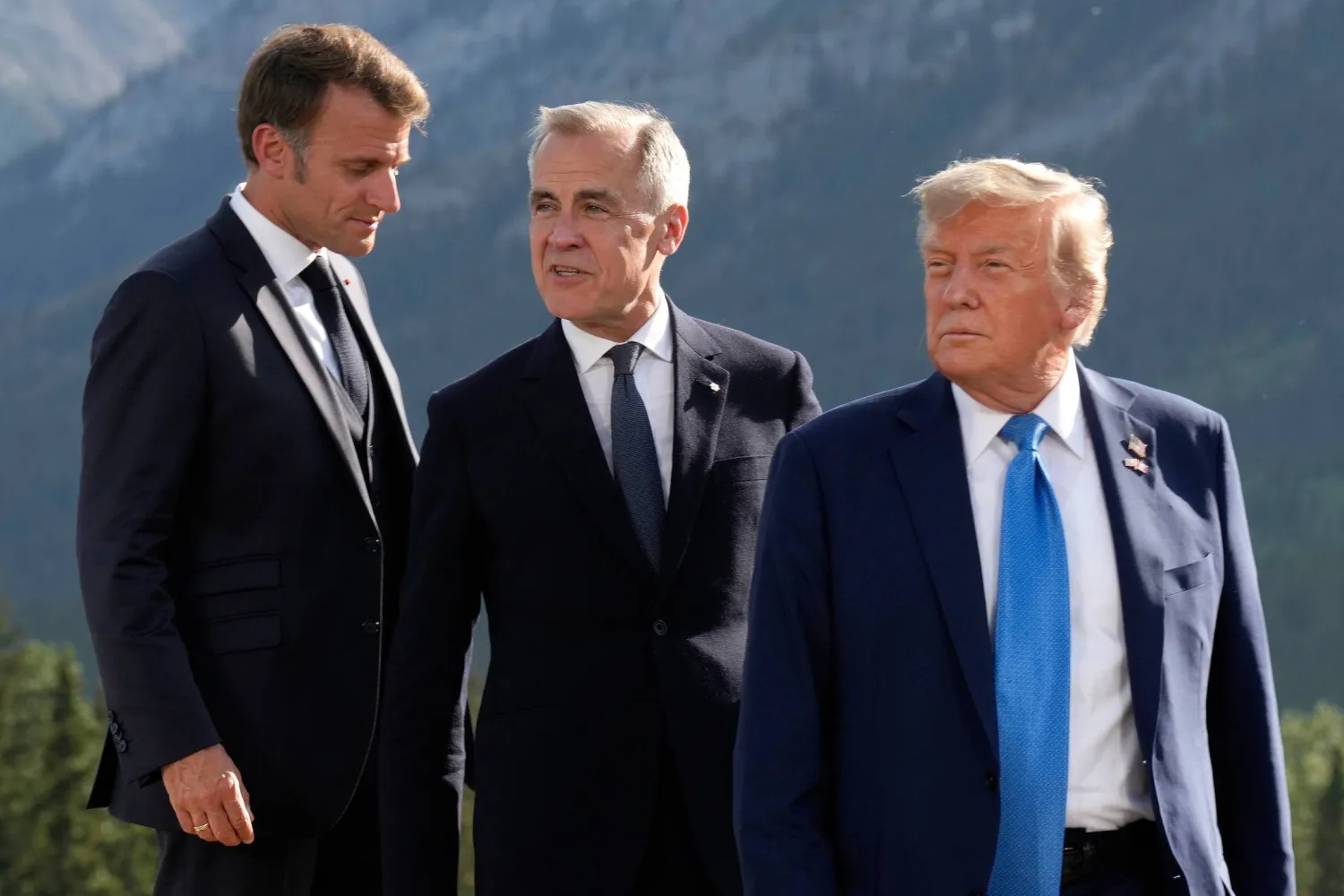 الرئيس الأميركي دونالد ترمب ورئيس الوزراء الكندي مارك كارني والرئيس الفرنسي إيمانويل ماكرون لدى وصولهم لالتقاط صورة عائلية خلال قمة مجموعة السبع في ألبرتا خلال يونيو الماضي (أ.ب)