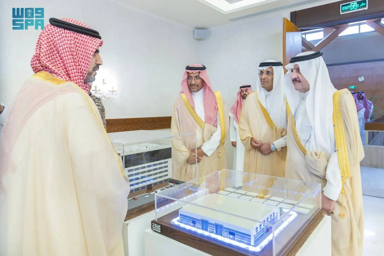 أمير المنطقة الشرقية برفقة وزير الصناعة يطلع على نموذج للمشروعات الجديدة (واس)
