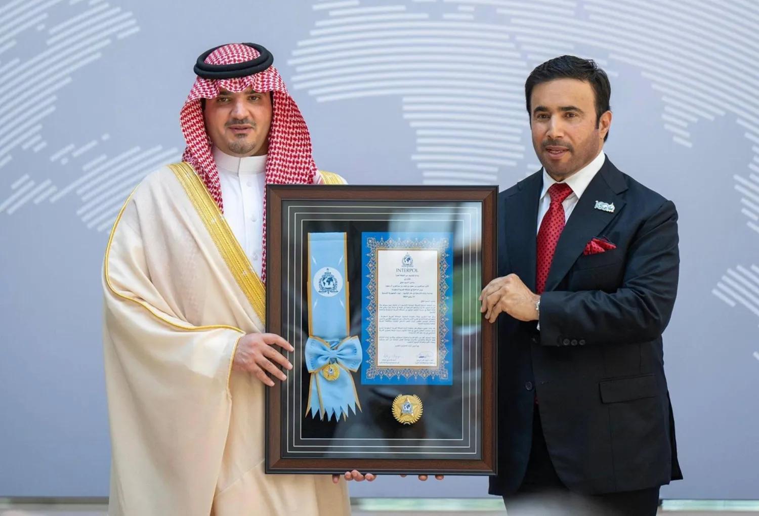 وزير الداخلية السعودي يتسلم الوسام من رئيس «الإنتربول» في مقر المنظمة بمدينة ليون الخميس (واس)