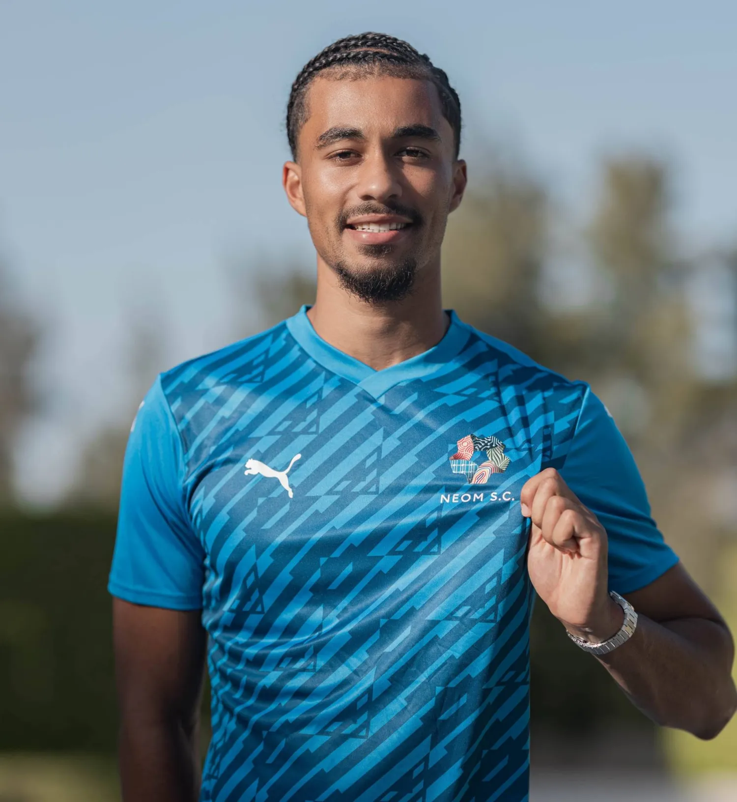 زيزيه بقميص نيوم (نادي نيوم)