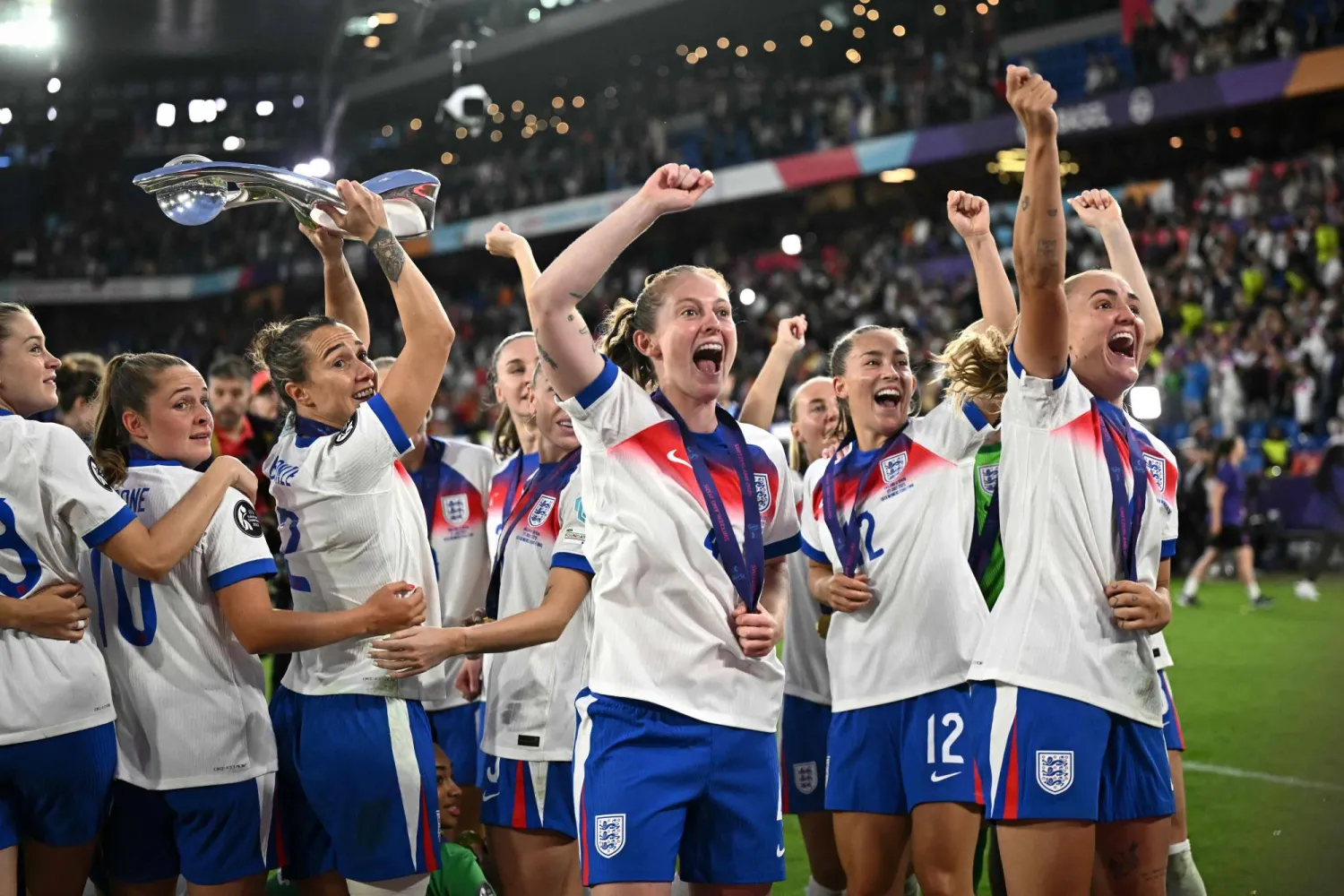 إيلا تون تحتفل مع لاعبات إنجلترا بعد الفوز باليورو (أ.ف.ب)