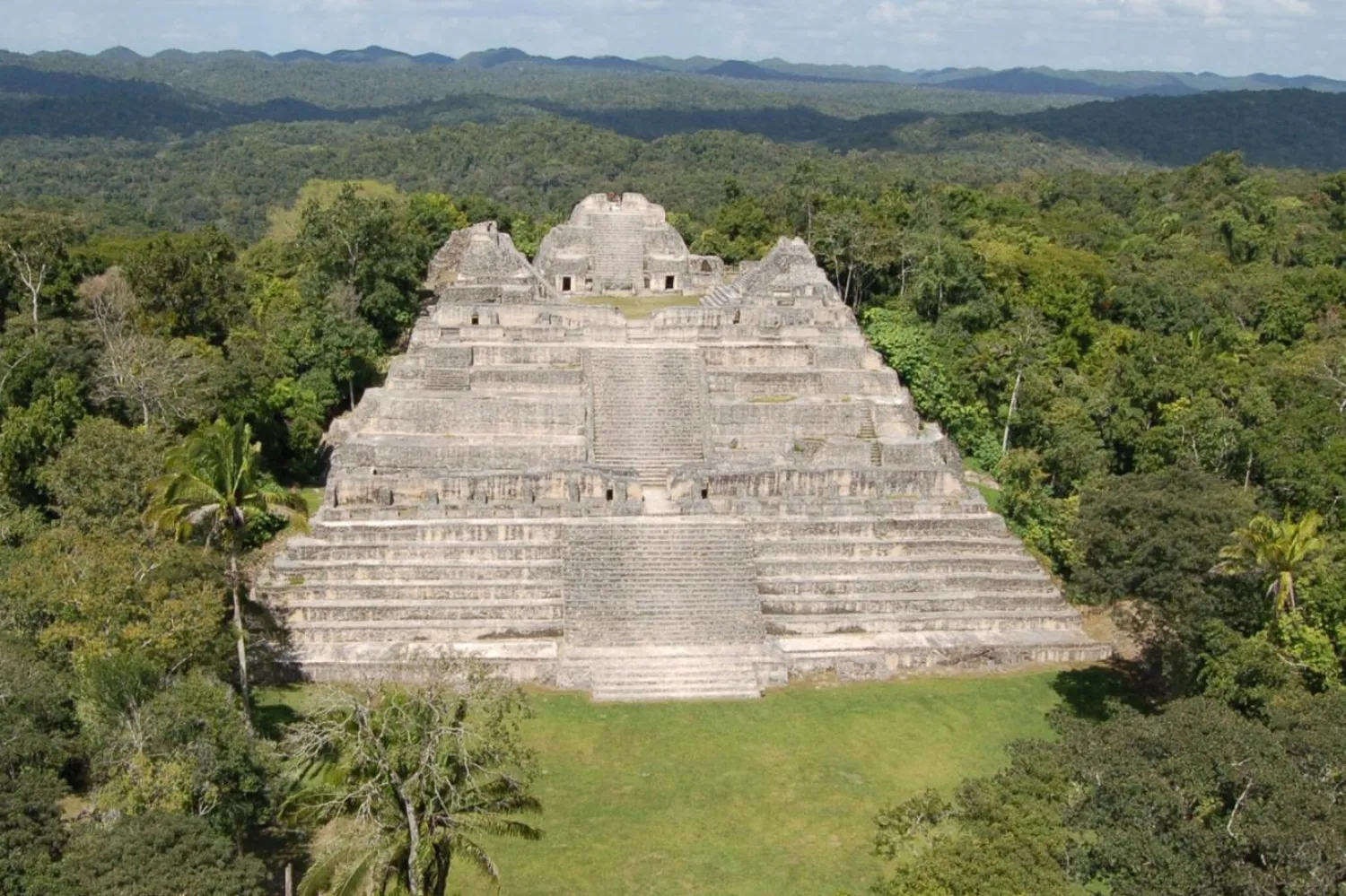 Hükümdarın mezarı, antik Maya kenti Caracol'da bir zamanlar tapınak olan Caana Piramidi'nin yanında bulundu (Caracol Arkeoloji Projesi/Houston Üniversitesi)