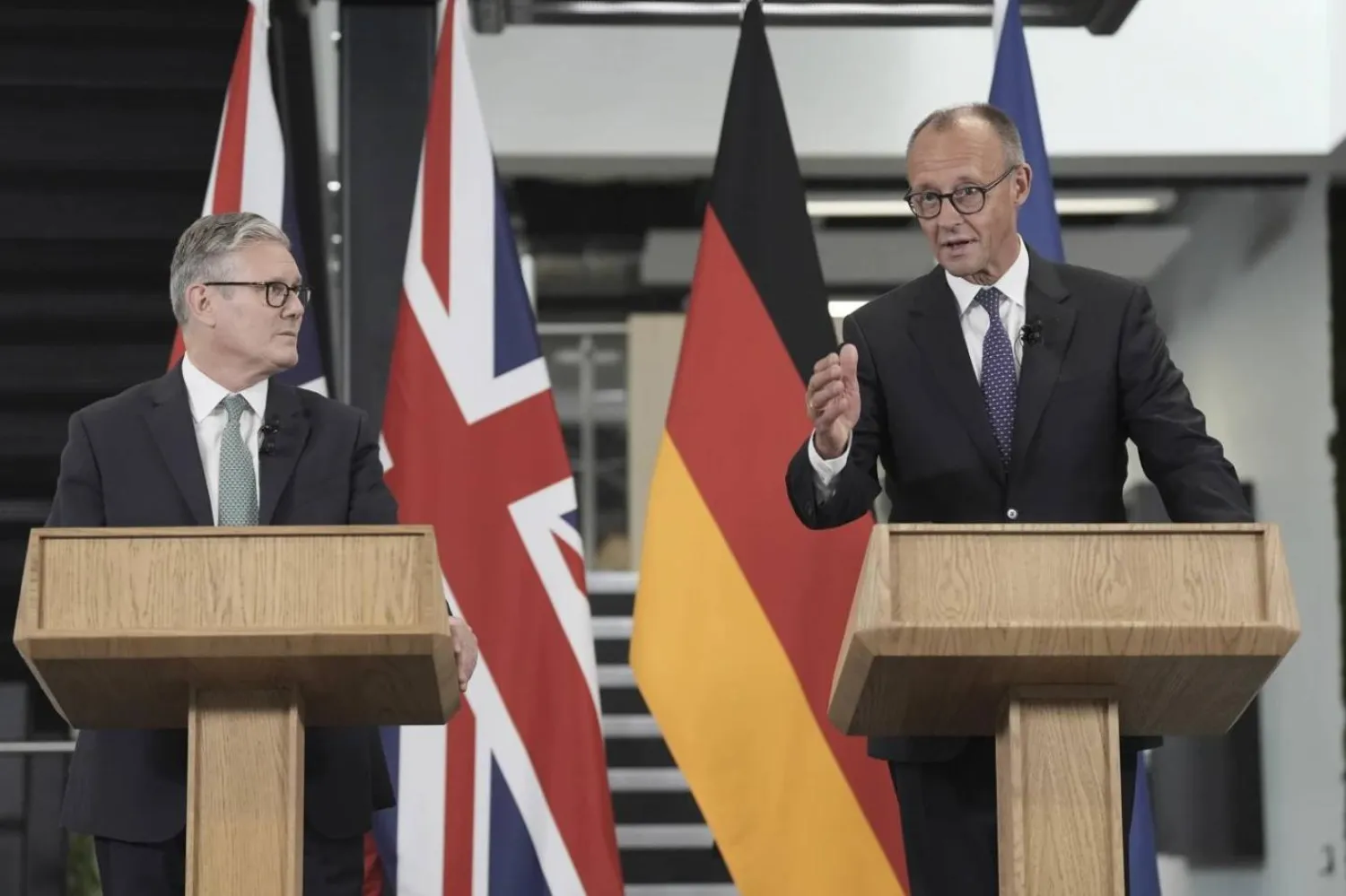 Almanya Başbakanı Friedrich Merz perşembe günü Londra'yı ziyaret ettiğinde Birleşik Krallık ve Almanya arasında geniş kapsamlı bir dostluk anlaşması imzalandı (AP)