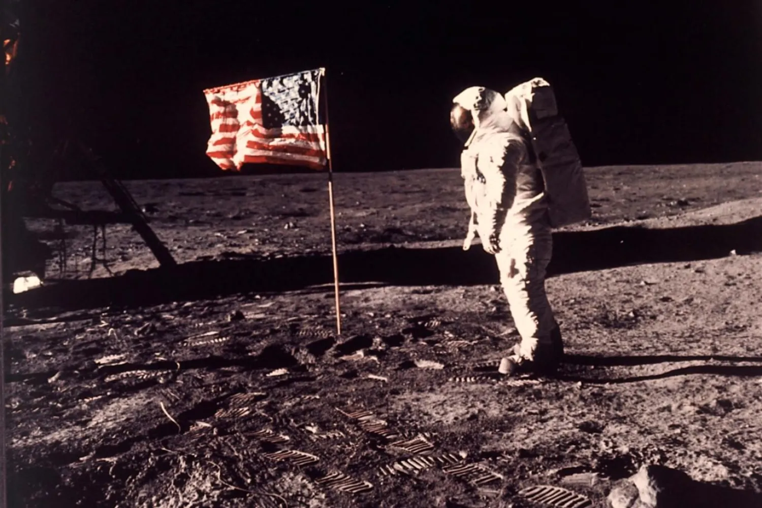 NASA'nın paylaştığı bu fotoğrafta astronot Edwin "Buzz" Aldrin, 20 Temmuz 1969'da Apollo 11 görevi sırasında Ay'a yerleştirilen ABD bayrağının yanında poz veriyor. Yakın zamanda yapılan bir YouGov/CBS News anketi Amerikalıların yüzde 67'sinin Ay'a geri dönüş görevini, yüzde 65'inin ise Mars'a insanlı bir görevi desteklediğini ortaya koydu (AP)