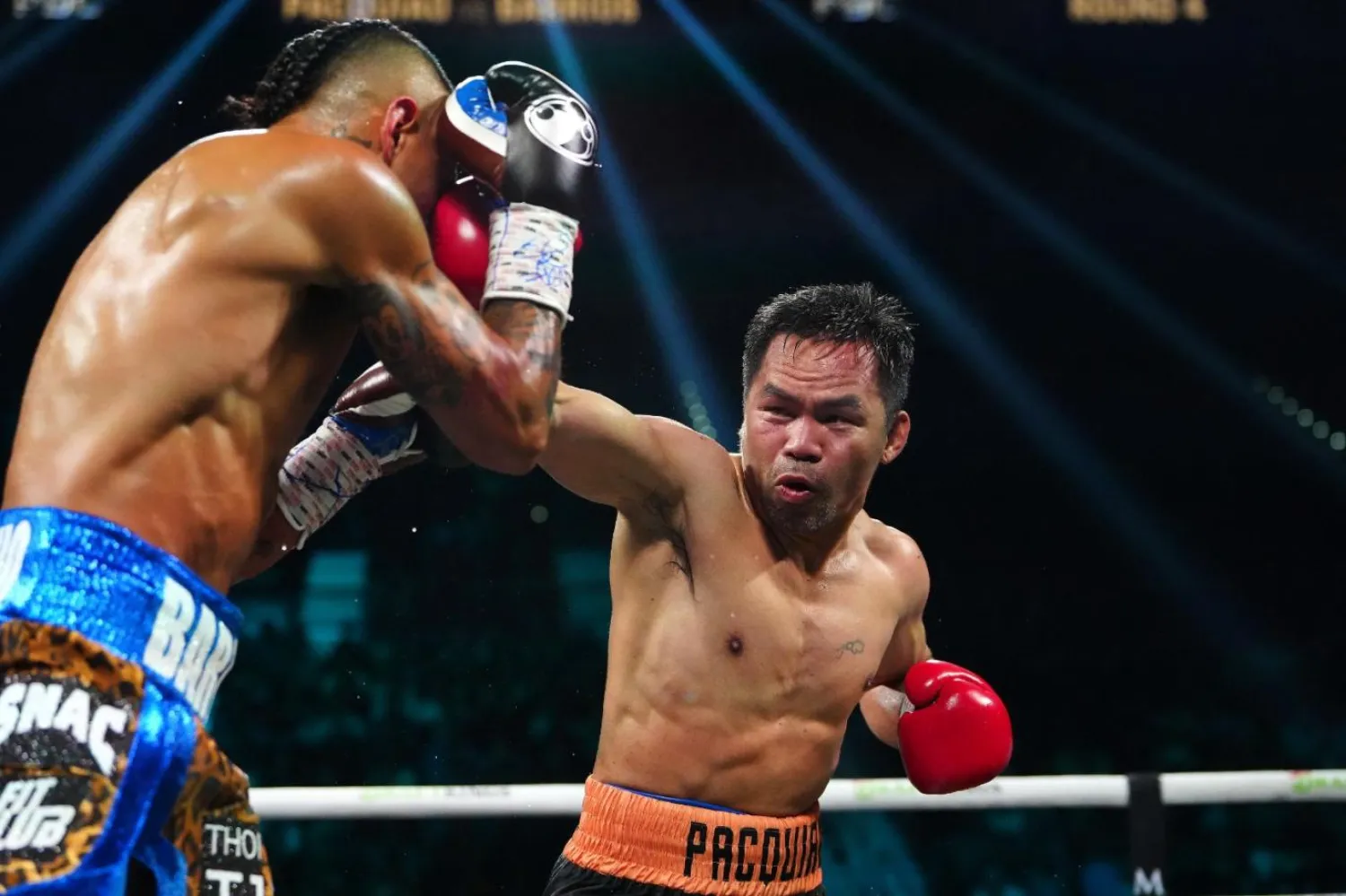 Manny Pacquiao (sağda), Mario Barrios'a karşı çıktığı kemer maçında (Reuters)