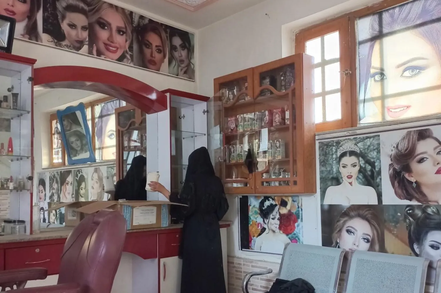 2023'te verilen "Bir ay içinde güzellik salonları kapanacak" talimatı üzerine kadınlar zor durumda kaldı (AFP)