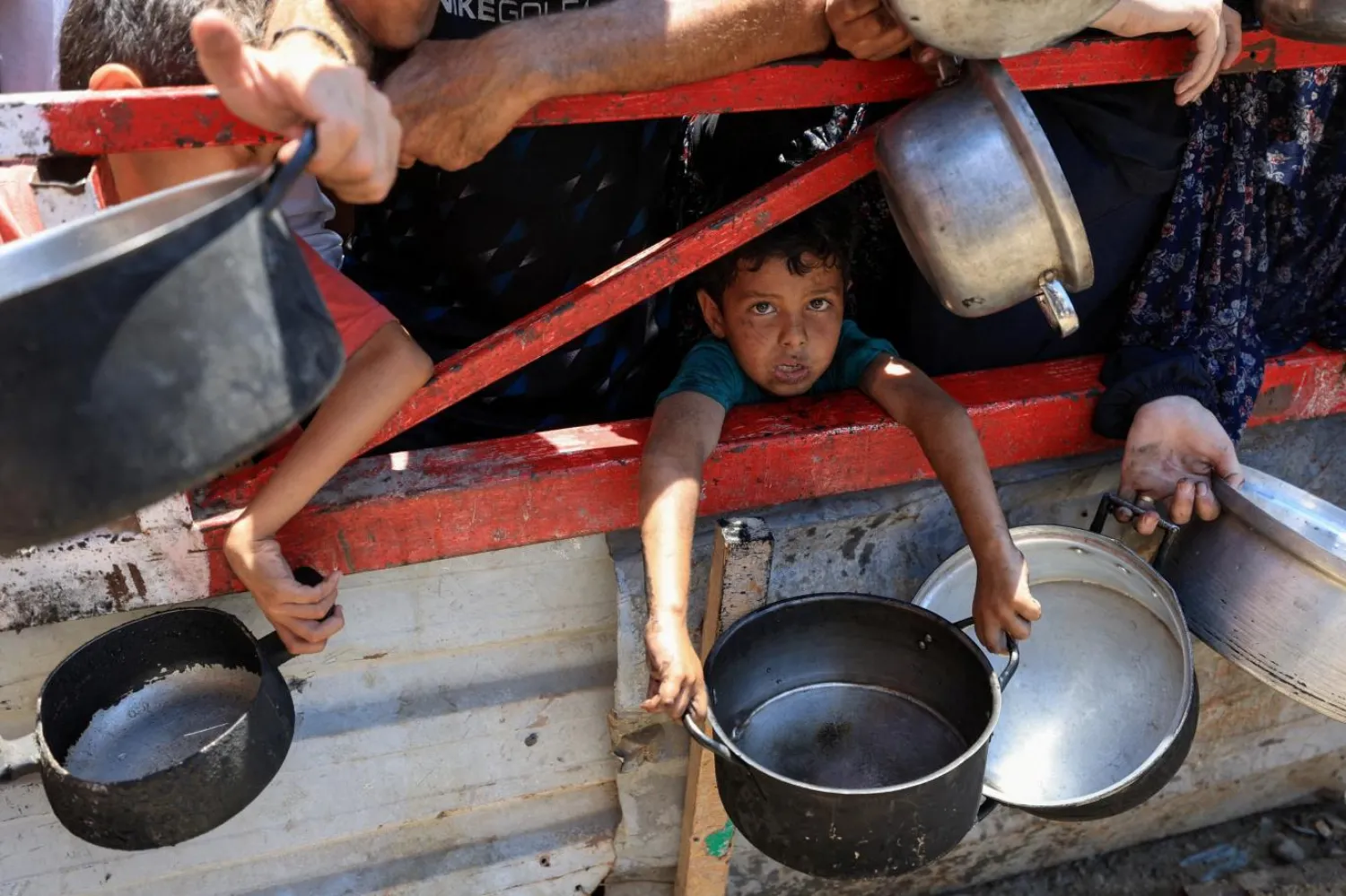 İsrail'in Gazze Şeridi'ne 7 Ekim 2023'ten bu yana düzenlediği saldırılarda çoğu kadın ve çocuk olmak üzere en az 59 bin Filistinli öldürüldü (Reuters)