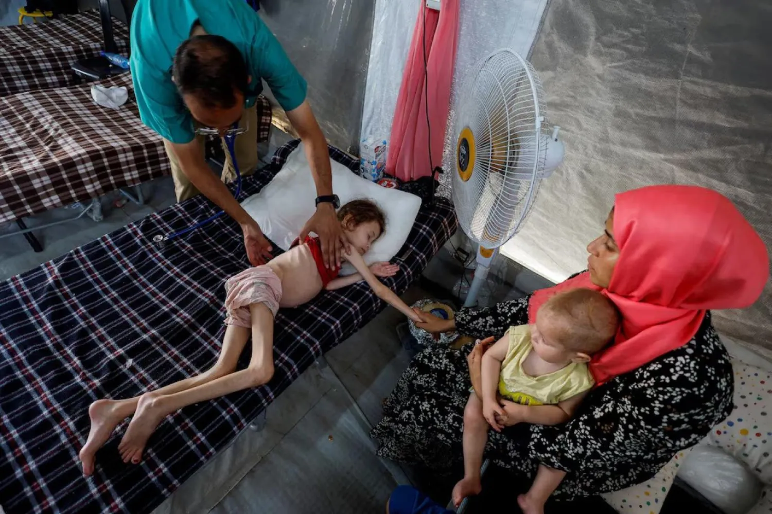 İsrail'in Gazze Şeridi'ne 7 Ekim 2023'ten bu yana düzenlediği saldırılarda çoğu kadın ve çocuk olmak üzere en az 59 bin Filistinli öldürüldü (Reuters)