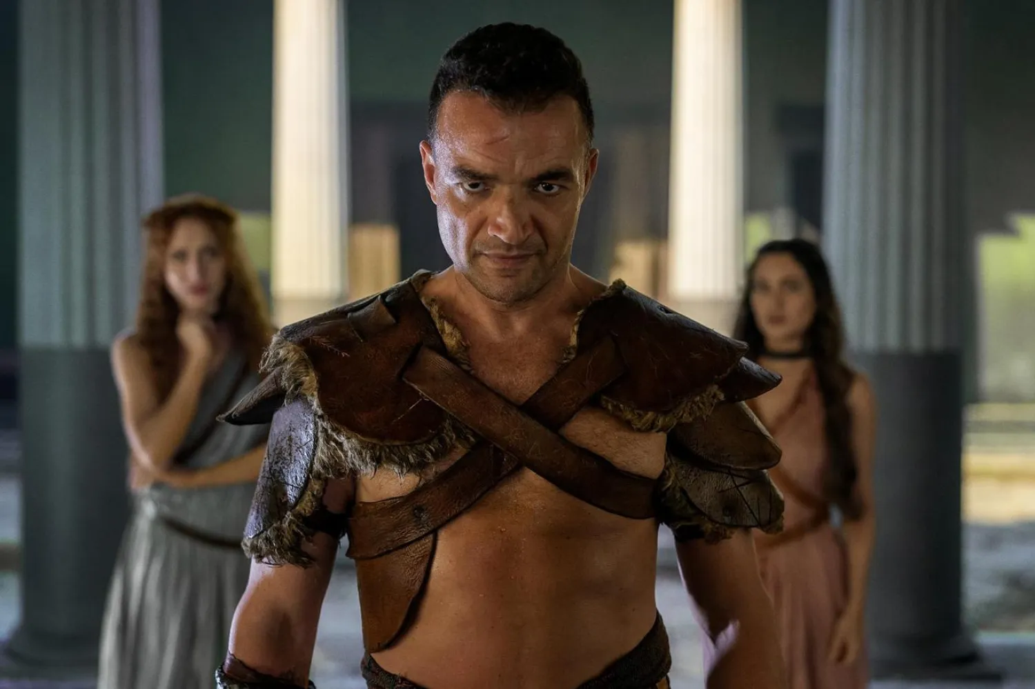 Lübnan asıllı aktör Nick Tarabay, Uzay Yolu: Bilinmeze Doğru (Star Trek Into Darkness) ve Pasifik Savaşı: İsyan'da (Pacific Rim: Uprising) da rol almıştı (Starz)