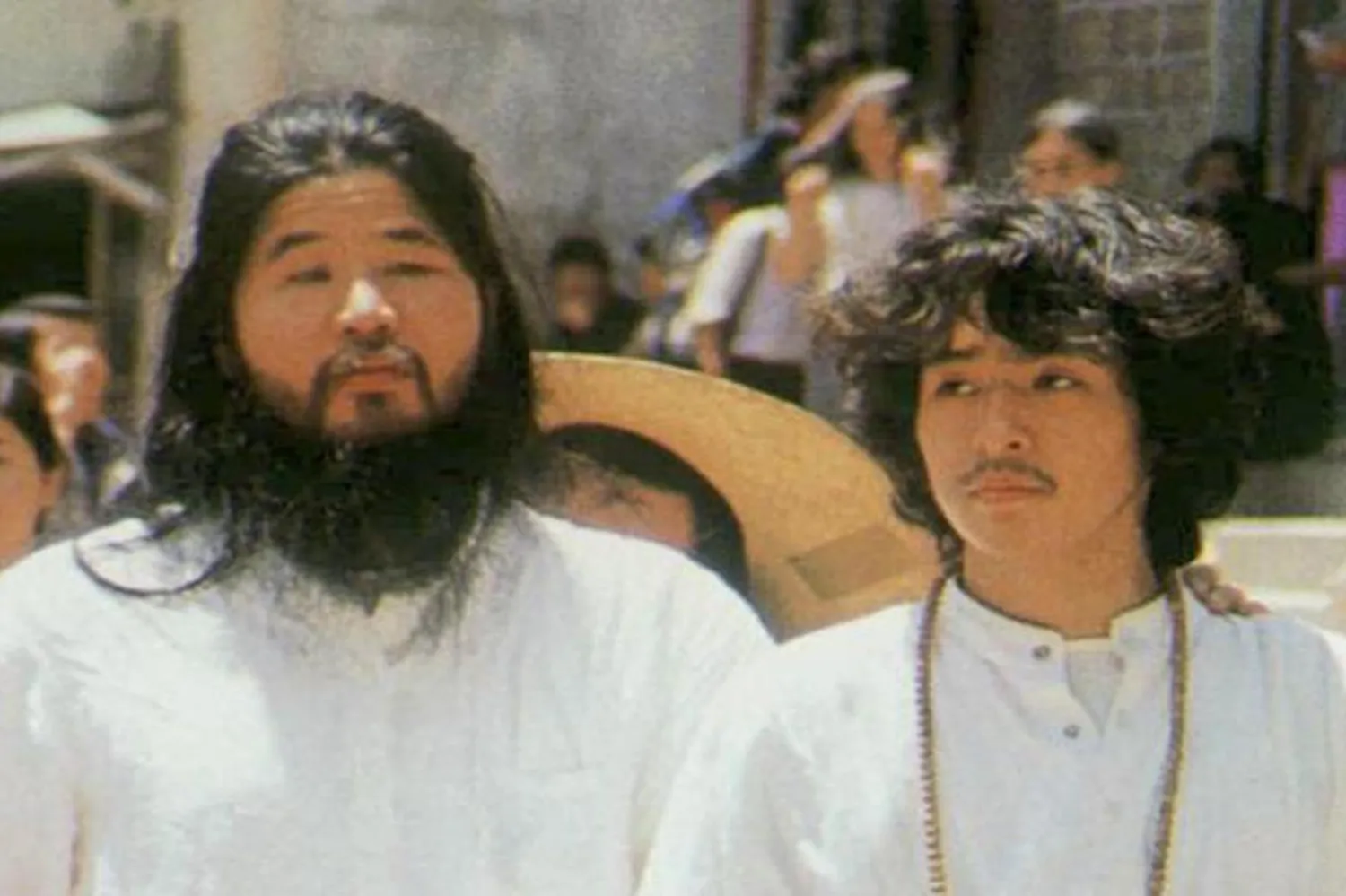 Bu arşiv fotoğrafında, Aum Shinrikyo tarikatının lideri Shoko Asahara (solda) Tokyo'da o dönemki yardımcısı Yoshihiro Inoue'yle birlikte (AP)