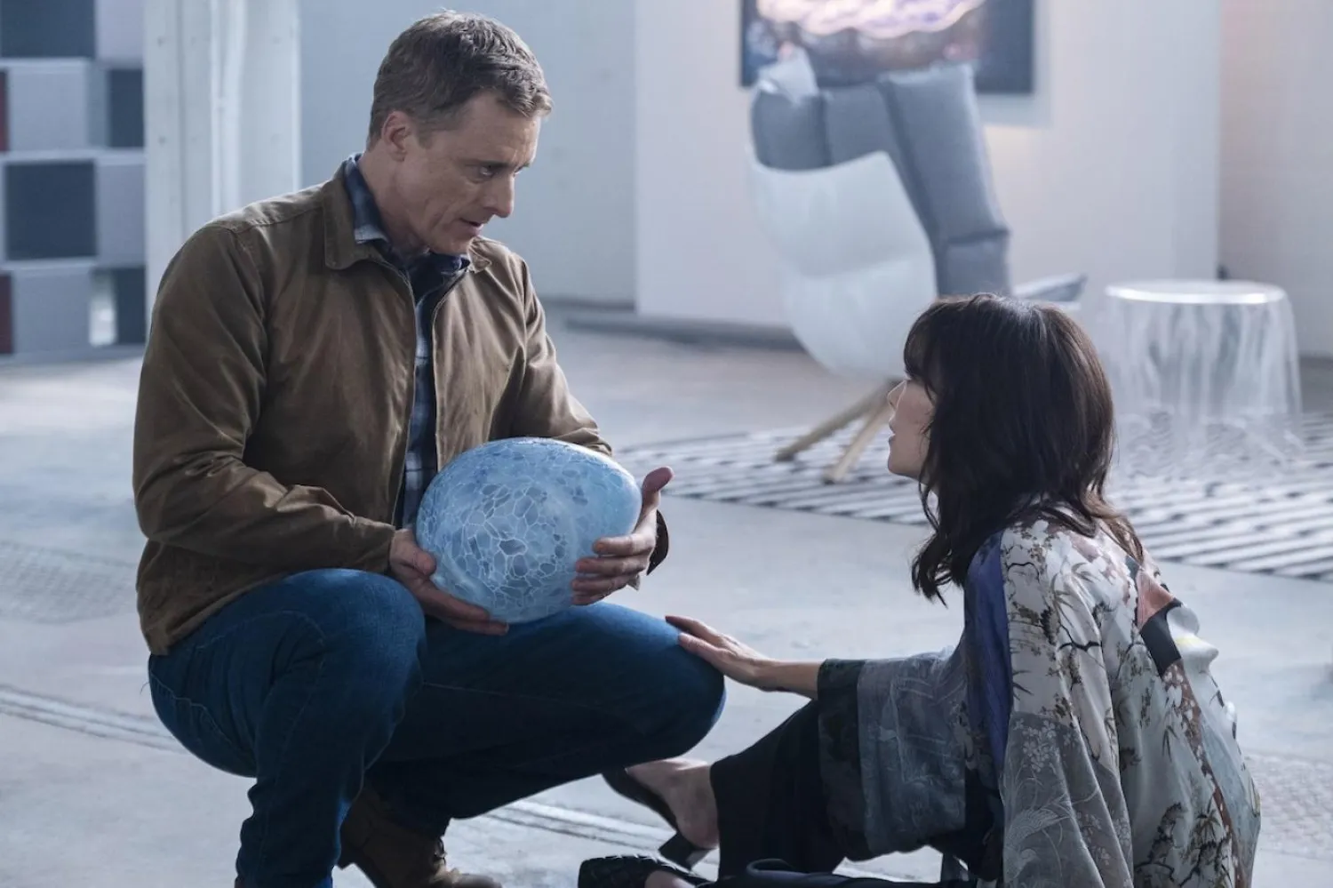 Peter Hogan ve Steve Parkhouse'un aynı adlı çizgi romanından uyarlanan Resident Alien, prömiyerini 2021'de yapmıştı (Syfy/USA Network)