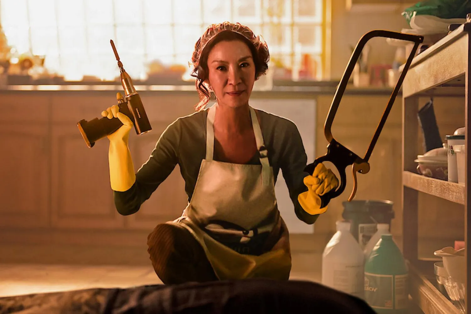 62 yaşındaki Malezyalı aktris Michelle Yeoh, 8 bölümlük The Brothers Sun'da Eileen Sun karakterine hayat veriyor (Netflix)
