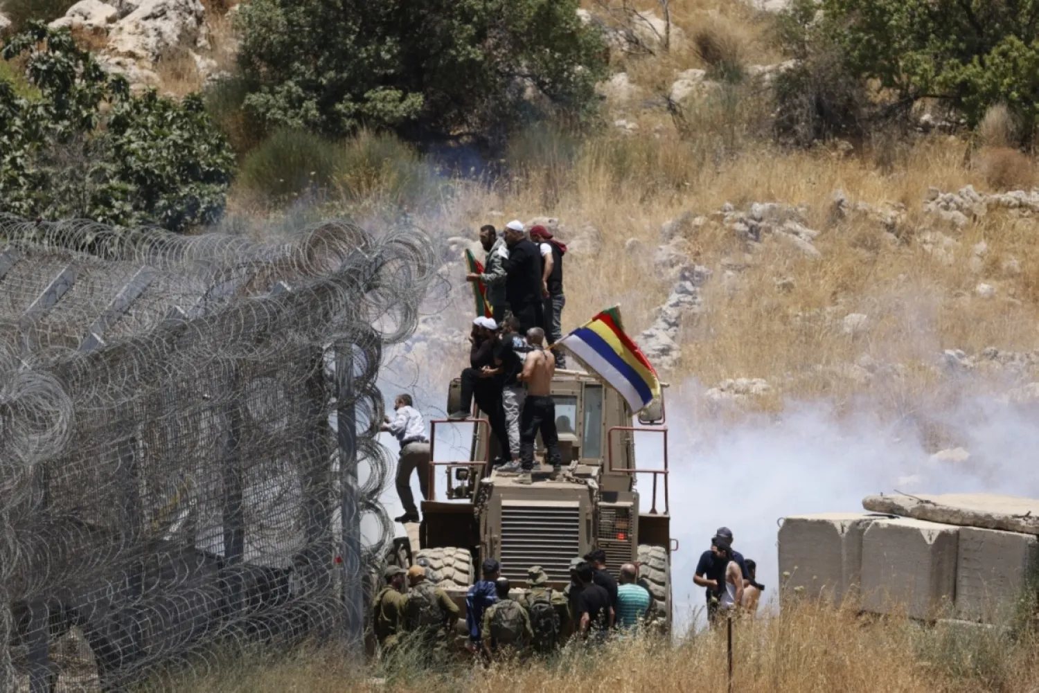 İsrail'in Suriyeli Dürzileri Suriye'den Golan Tepeleri’ne geçmelerini engellemek için aldığı önlemler ve göz yaşartıcı gaz kullanıldı, 16 Temmuz 2025 (AFP)