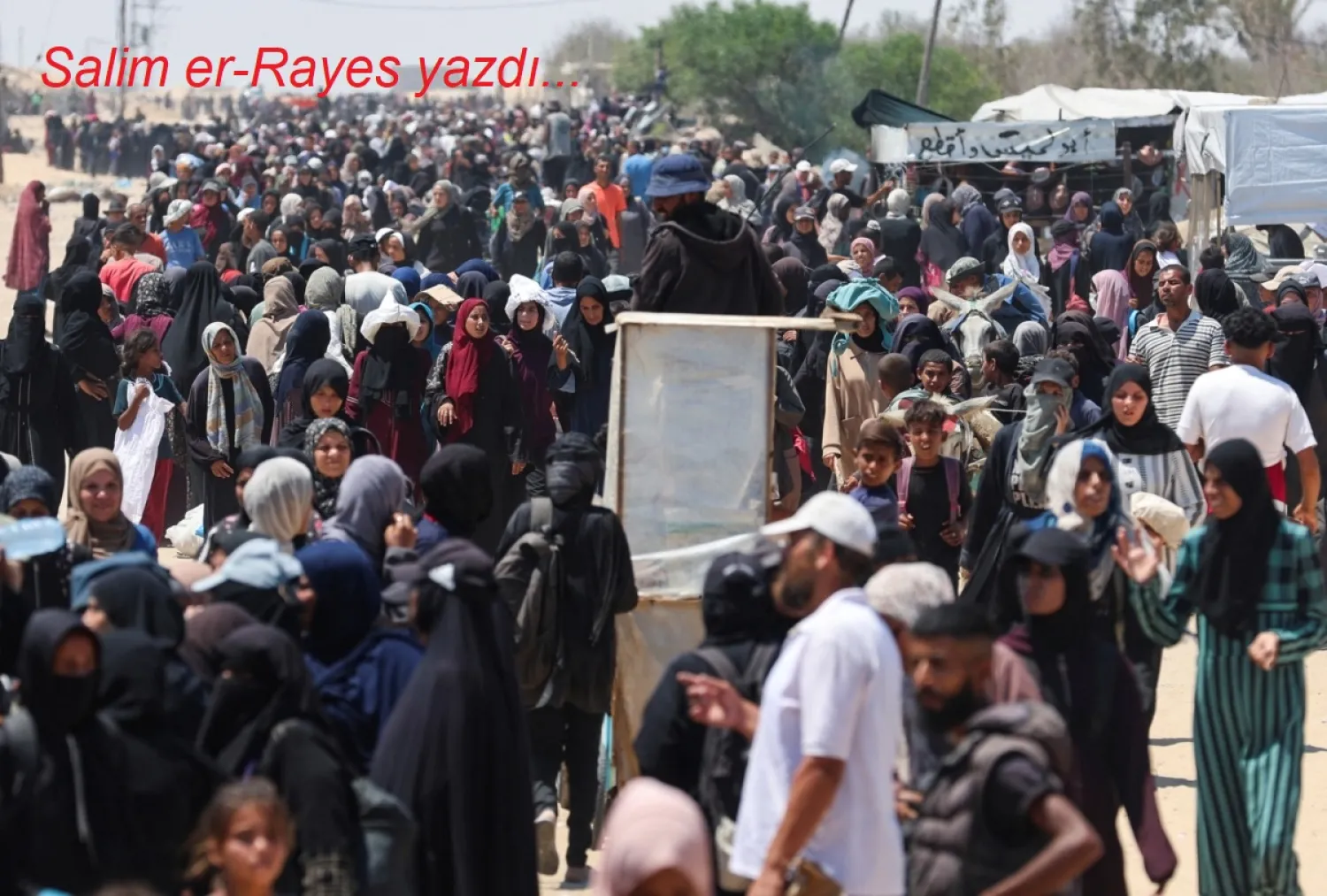 Güney Gazze Şeridi'ndeki Refah yakınlarında, ABD destekli Gazze İnsani Yardım Vakfı'ndan yardım malzemeleri almak için toplanan Filistinliler, 24 Temmuz 2025
