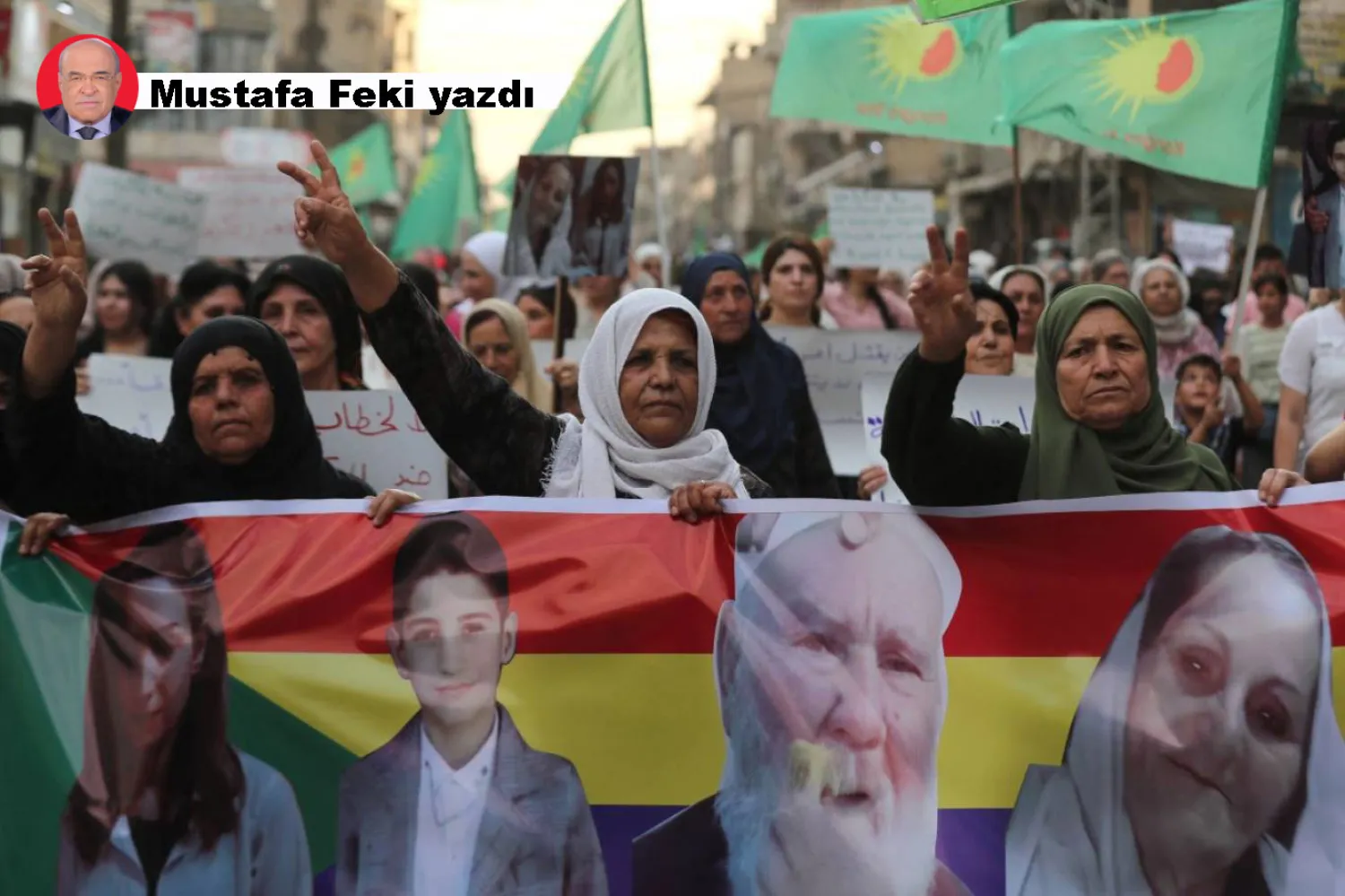 Kamışlı şehrinde düzenlenen Süveyda halkına destek yürüyüşünde pankart taşıyan Suriyeli Kürt kadınlar (AFP)