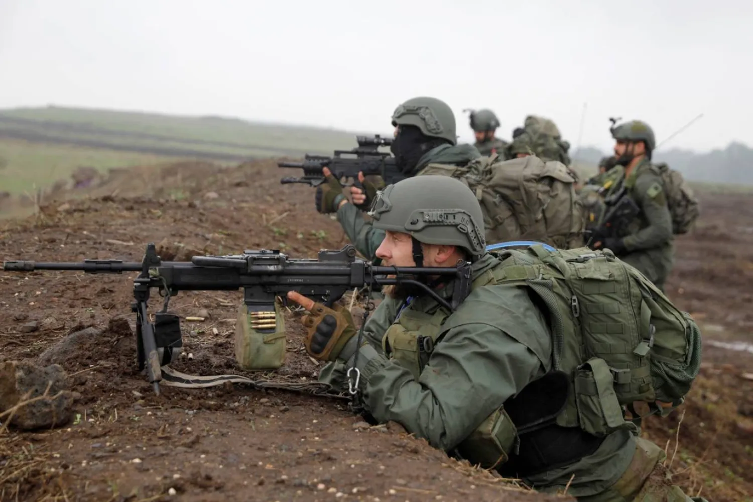 Golan Tepeleri'nde saldırı koordinasyon eğitimi sırasında İsrail ordusu 6. Piyade Tugayı askerleri, 7 Aralık 2023 (AFP)