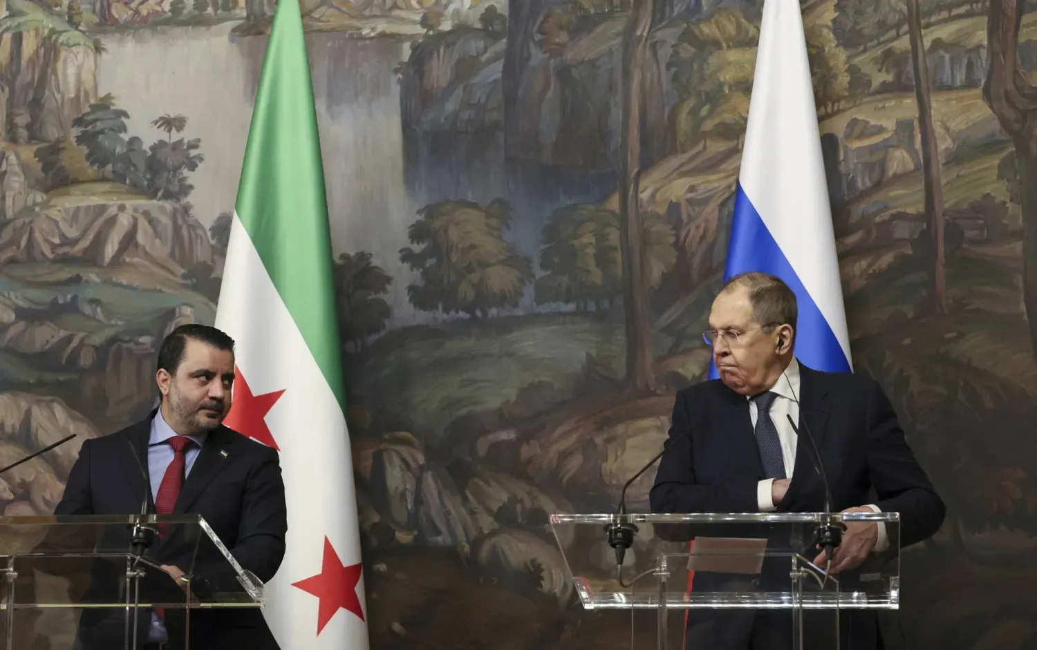 Rusya Dışişleri Bakanı Sergey Lavrov ve Suriye Dışişleri Bakanı Esad eş Şeybani, Moskova'da ortak basın toplantısı düzenledi (AP)