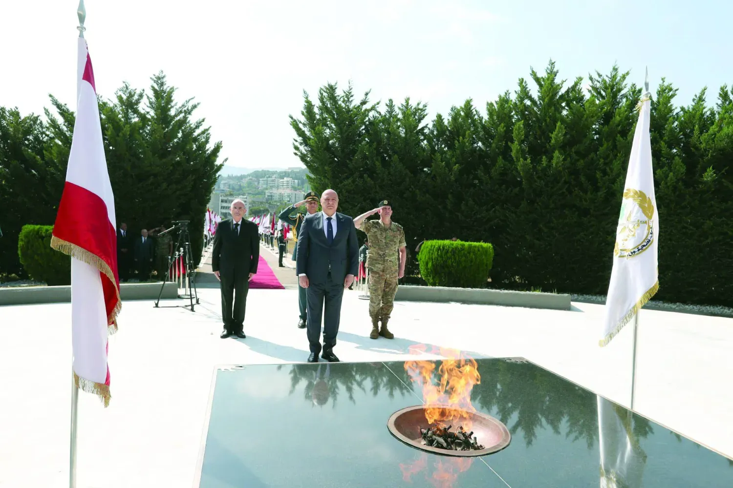 Avn, ordu şehitlerini anma yıldönümünde: Birlikte, herkesi koruyan bir devleti geri kazanmak istiyoruz. Ne dış güçler, ne silahlar, ne de bir eksen güçlenmesin. (Lübnan cumhurbaşkanlığı)