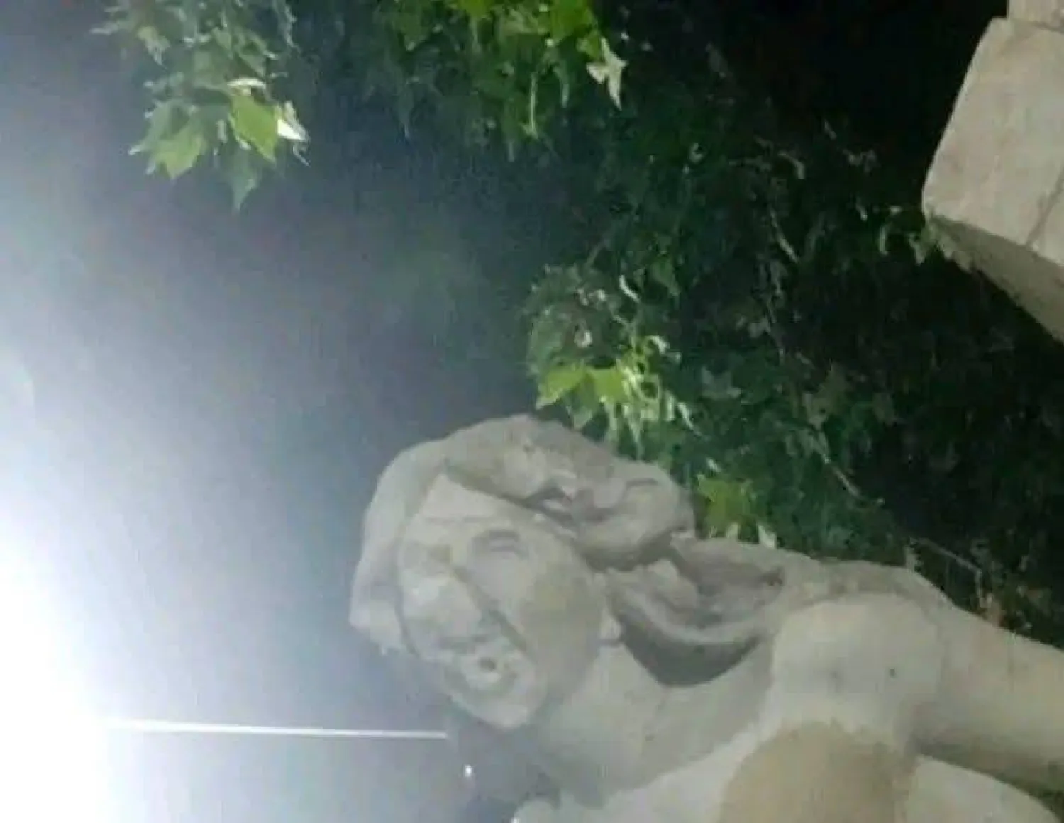 تمثال «المرأة العارية» بعد تحطيم أجزاء منه (إكس)