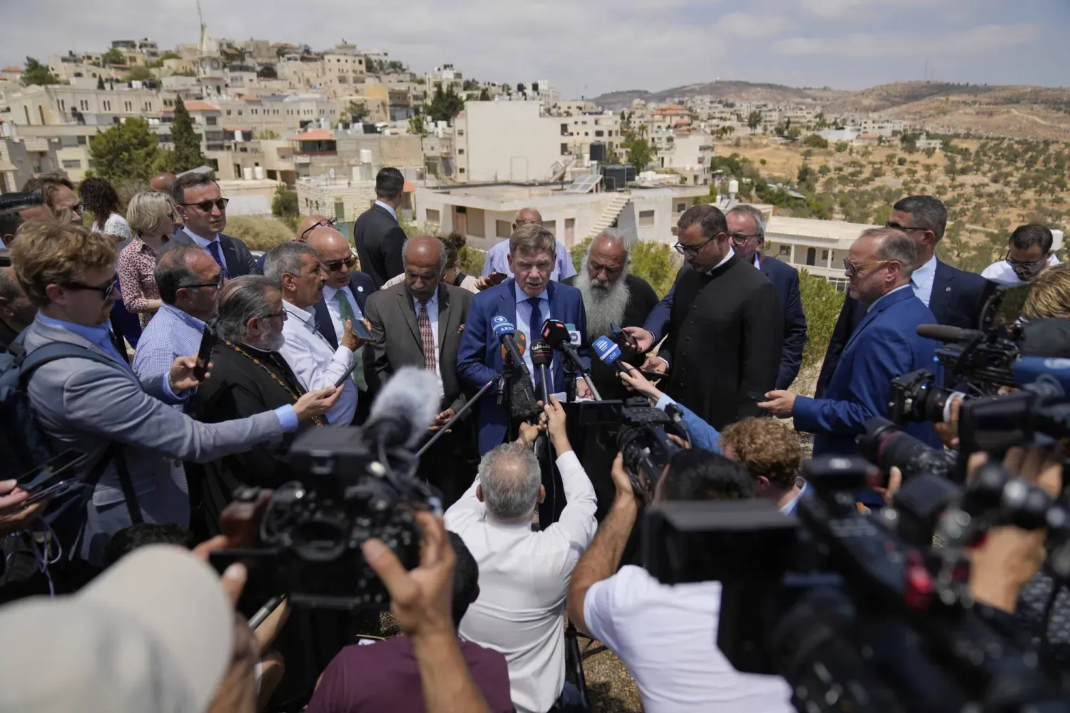 Almanya Dışişleri Bakanı Johann Wadephul, Ramallah'ın doğusundaki Taybeh kasabasını ziyareti esnasında İsrailli yerleşimcilerin son saldırılarının gerçekleştiği Aziz George (el-Hadr) Kilisesi'nde basın mensuplarına açıklamalarda bulundu, 1 Ağustos 2025. (AP)