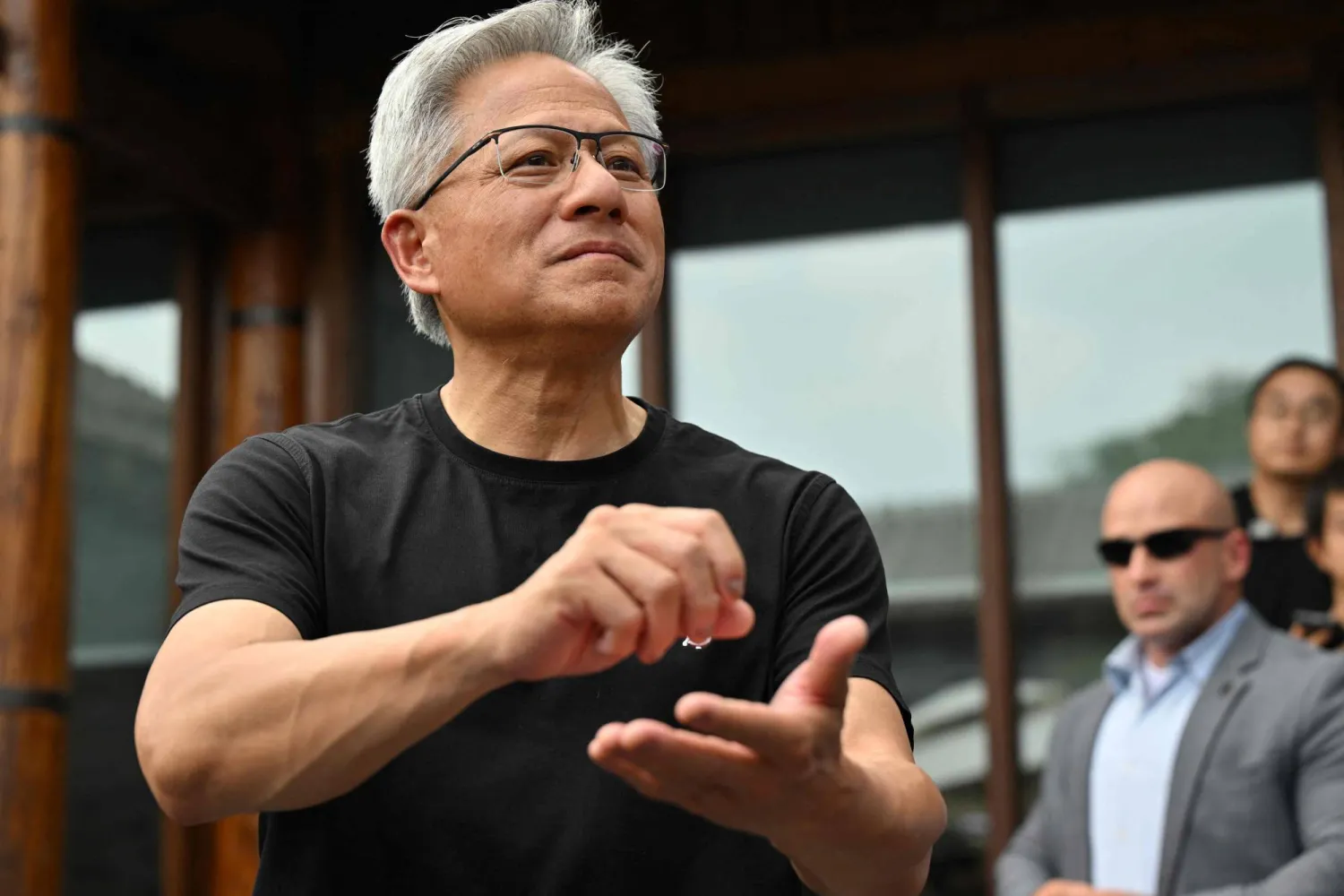 جينسين هوانغ، الرئيس التنفيذي لشركة «إنفيديا»، يتحدث إلى الصحافيين في أحد شوارع العاصمة الصينية بكين خلال زيارته إلى البلاد الشهر الماضي (أ.ف.ب)