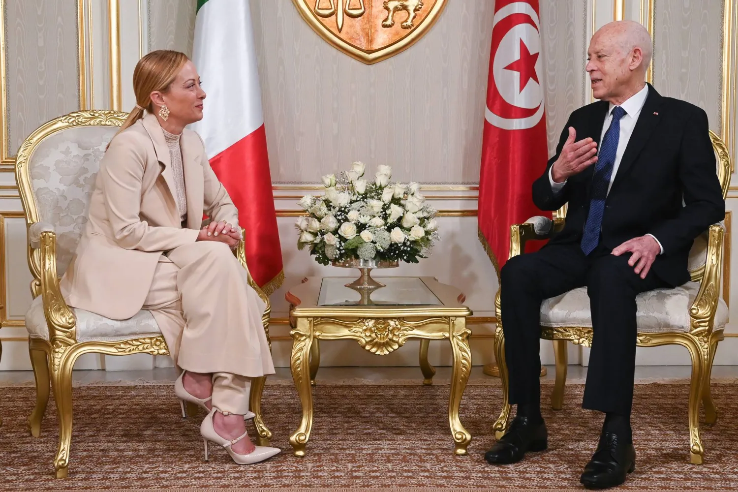 رئيسة الحكومة الإيطالية جورجيا ميلوني خلال مباحثاتها مع الرئيس التونسي قيس سعيد في تونس العاصمة (أ.ب)