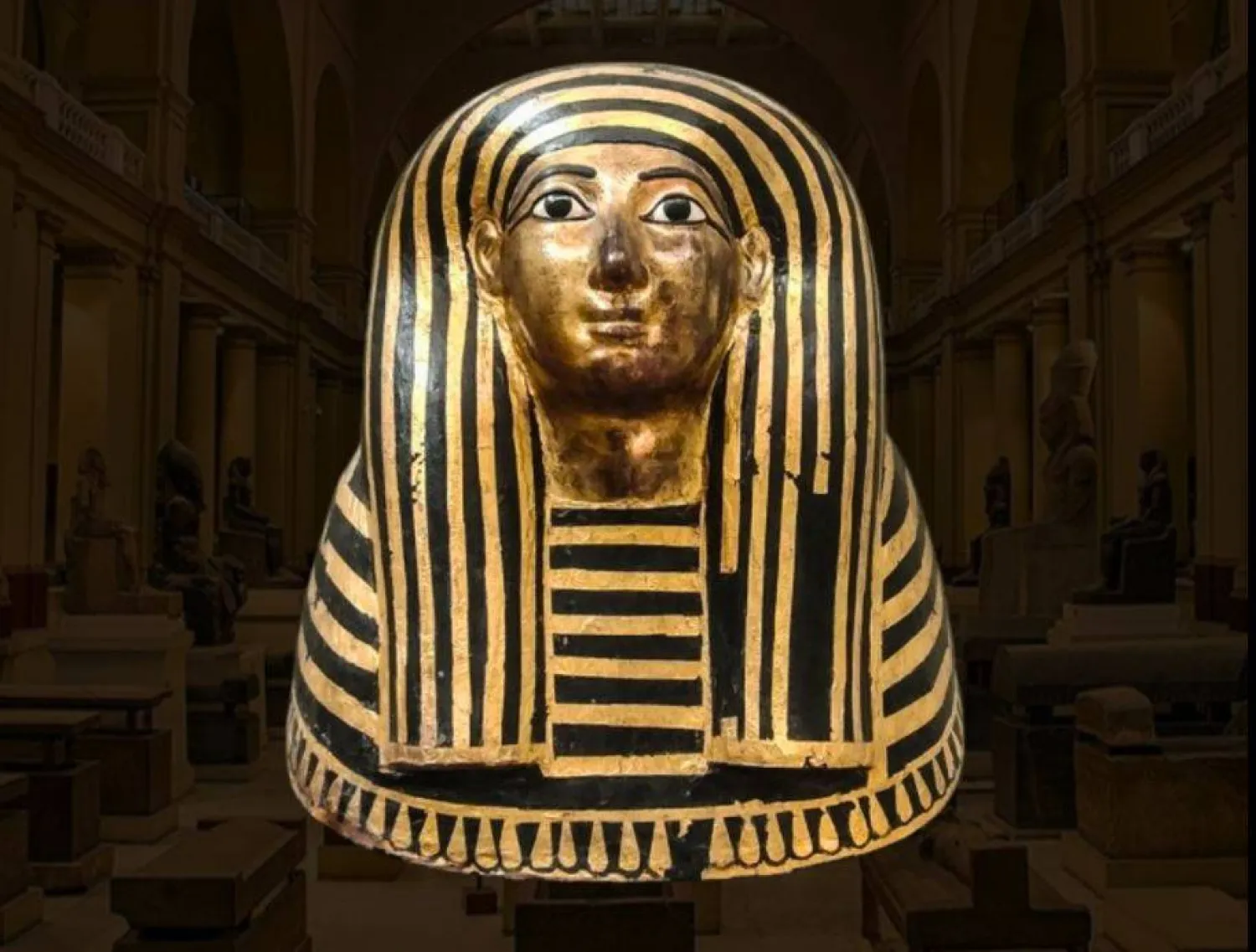 أحد الأقنعة الأثرية المعروضة في المتحف المصري (فيسبوك)