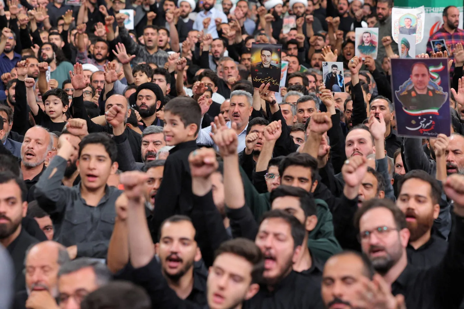 إيرانيون يحضرون مراسم عزاء لضحايا من قادة عسكريين وعلماء قُتلوا خلال الحرب مع إسرائيل التي استمرت 12 يوماً (رويترز)