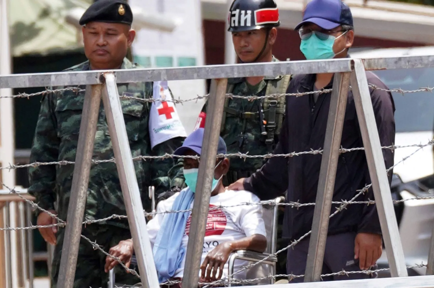 جنود تايلانديون يصطحبون جندياً كمبودياً إلى نقطة حدودية يوم 1 أغسطس (أ.ف.ب)